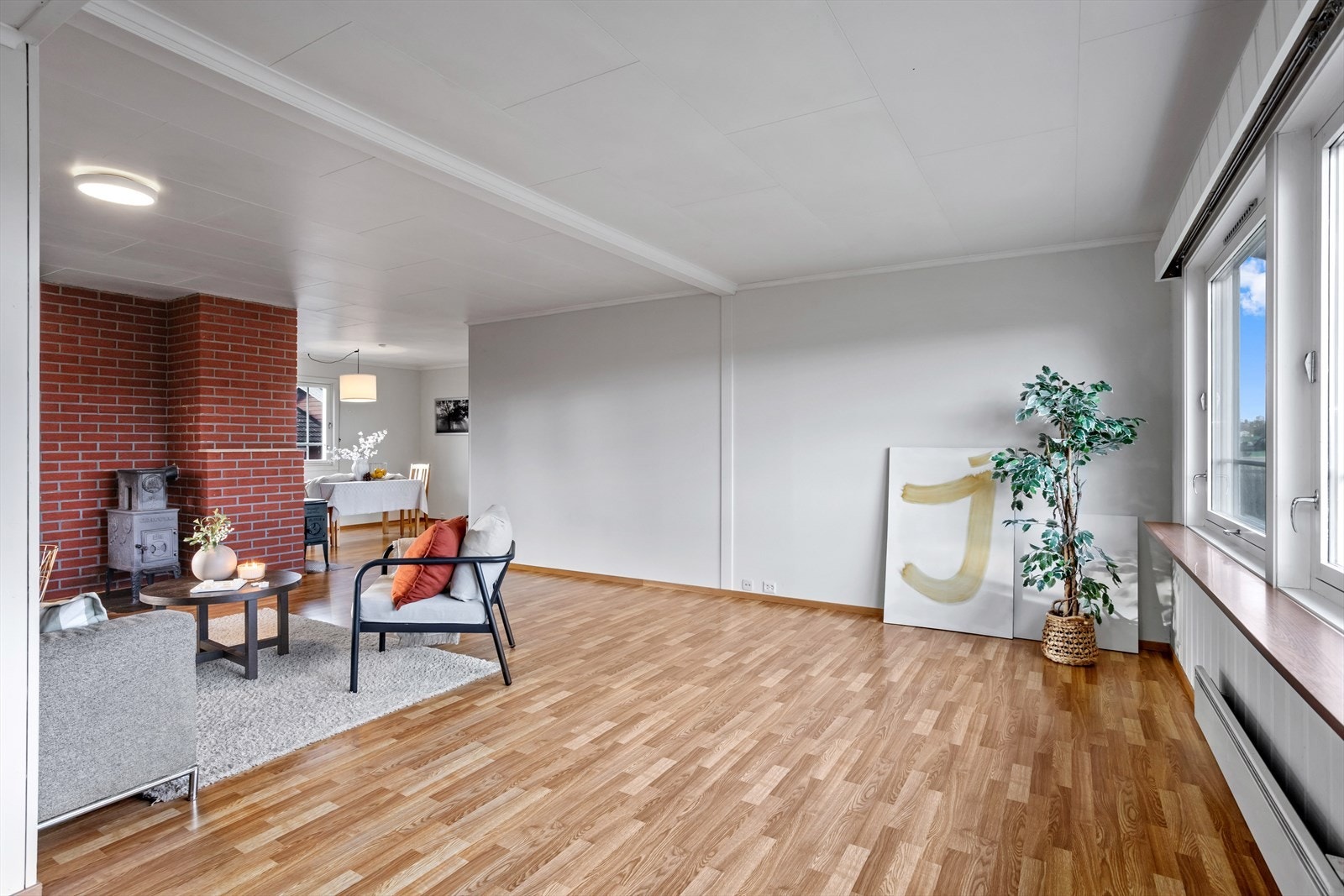 Stuen har et stort potensial, her kan man innrede etter eget ønske. Galleribilde