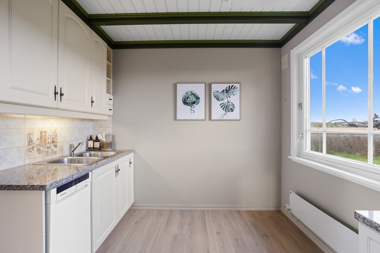 På kjøkkenet er det også et stort vindu som slipper inn rikelig med lys. Galleribilde