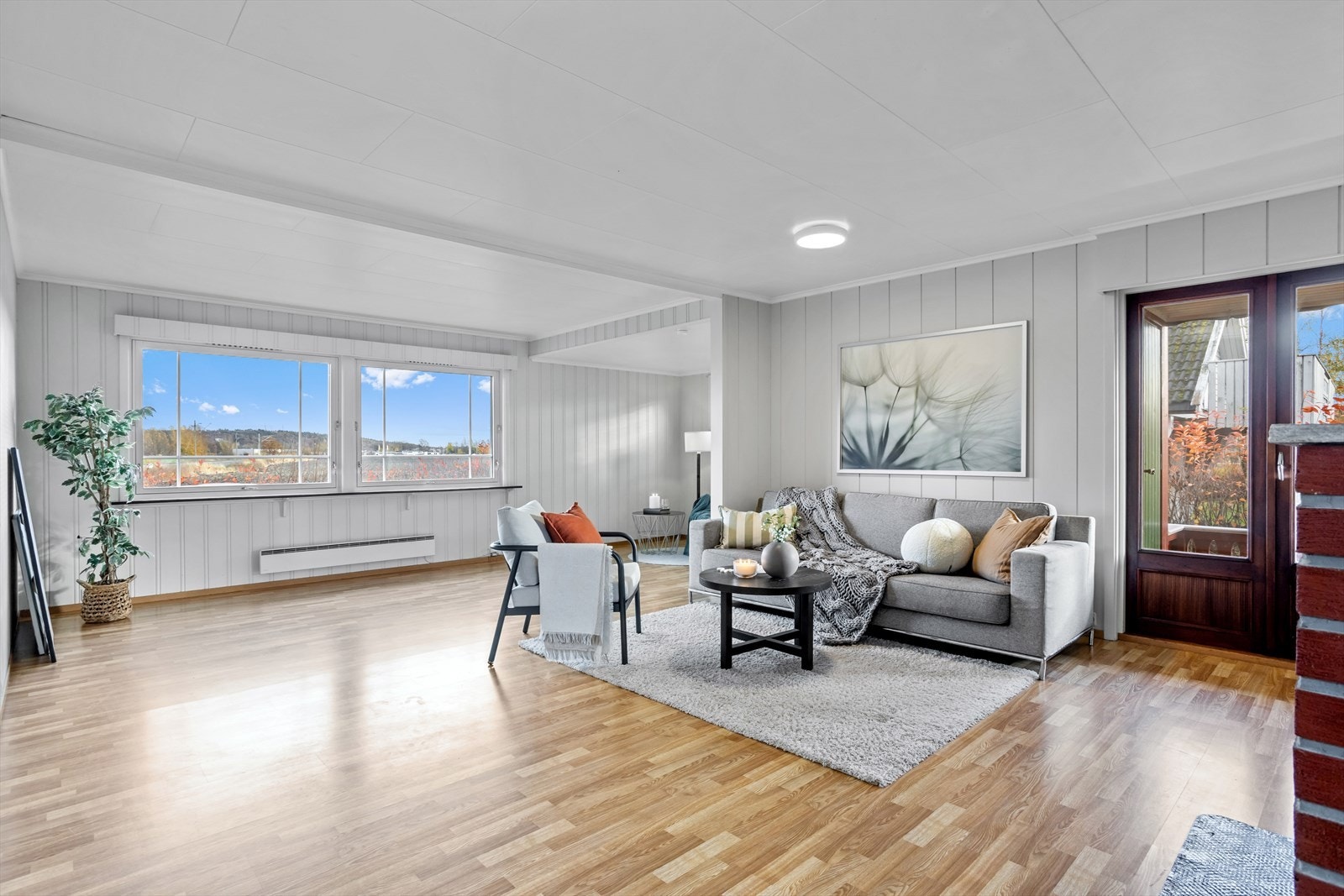 Velkommen til Aulilundveien 7! Stuen er romslig med god plass til sofa og tv. Galleribilde