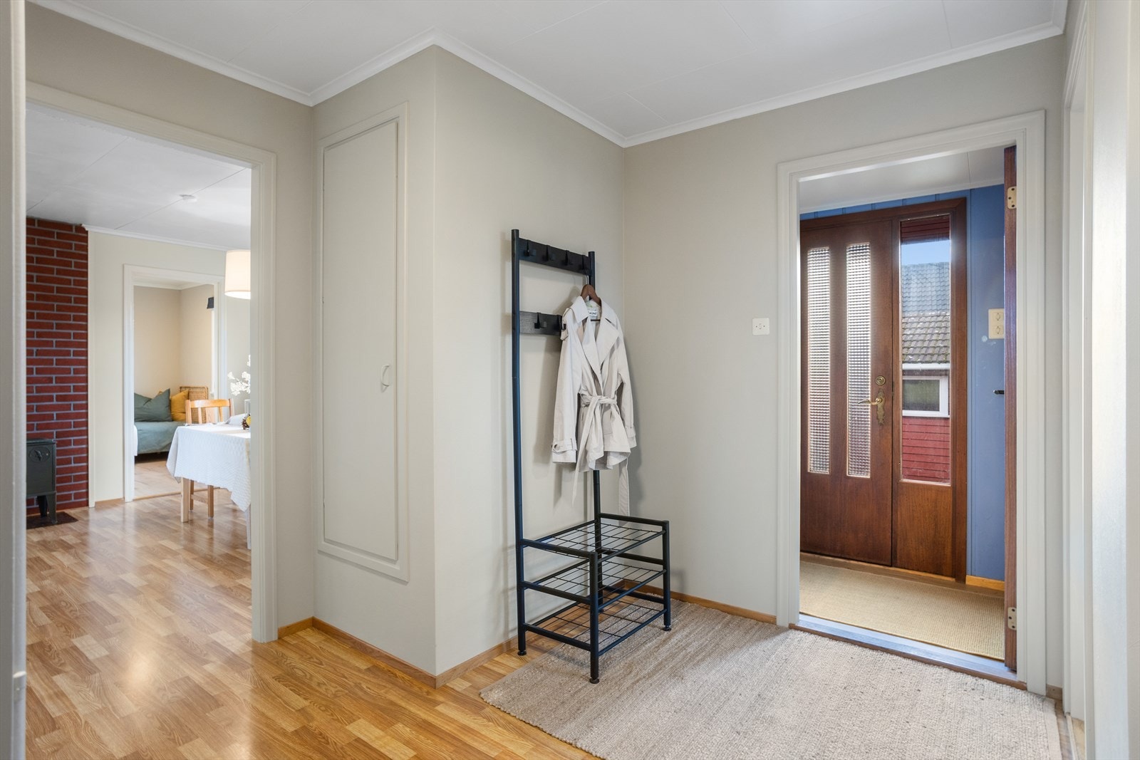 Velkommen inn i entréen med plass til oppheng av yttertøy og til å sette fra seg sko. Galleribilde