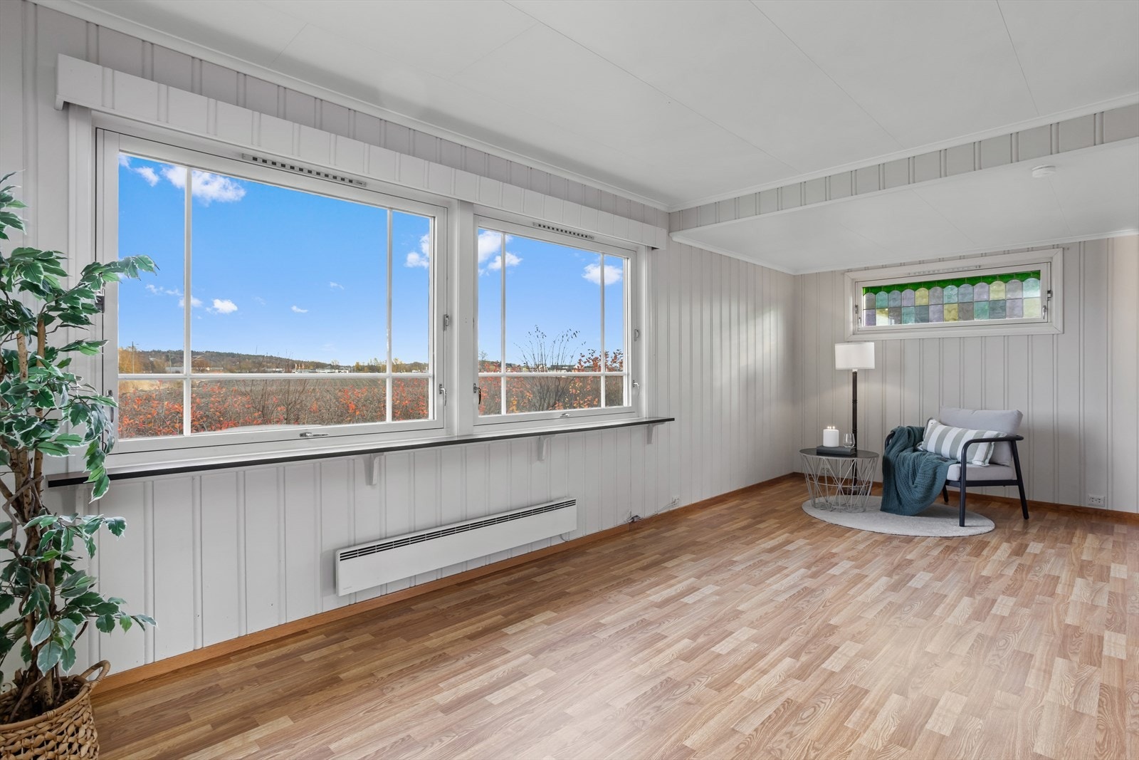 Utsikt til omkringliggende bebyggelse, jorder og inn til Tønsberg til Slottsfjellet og over mot Hogsnes. Galleribilde