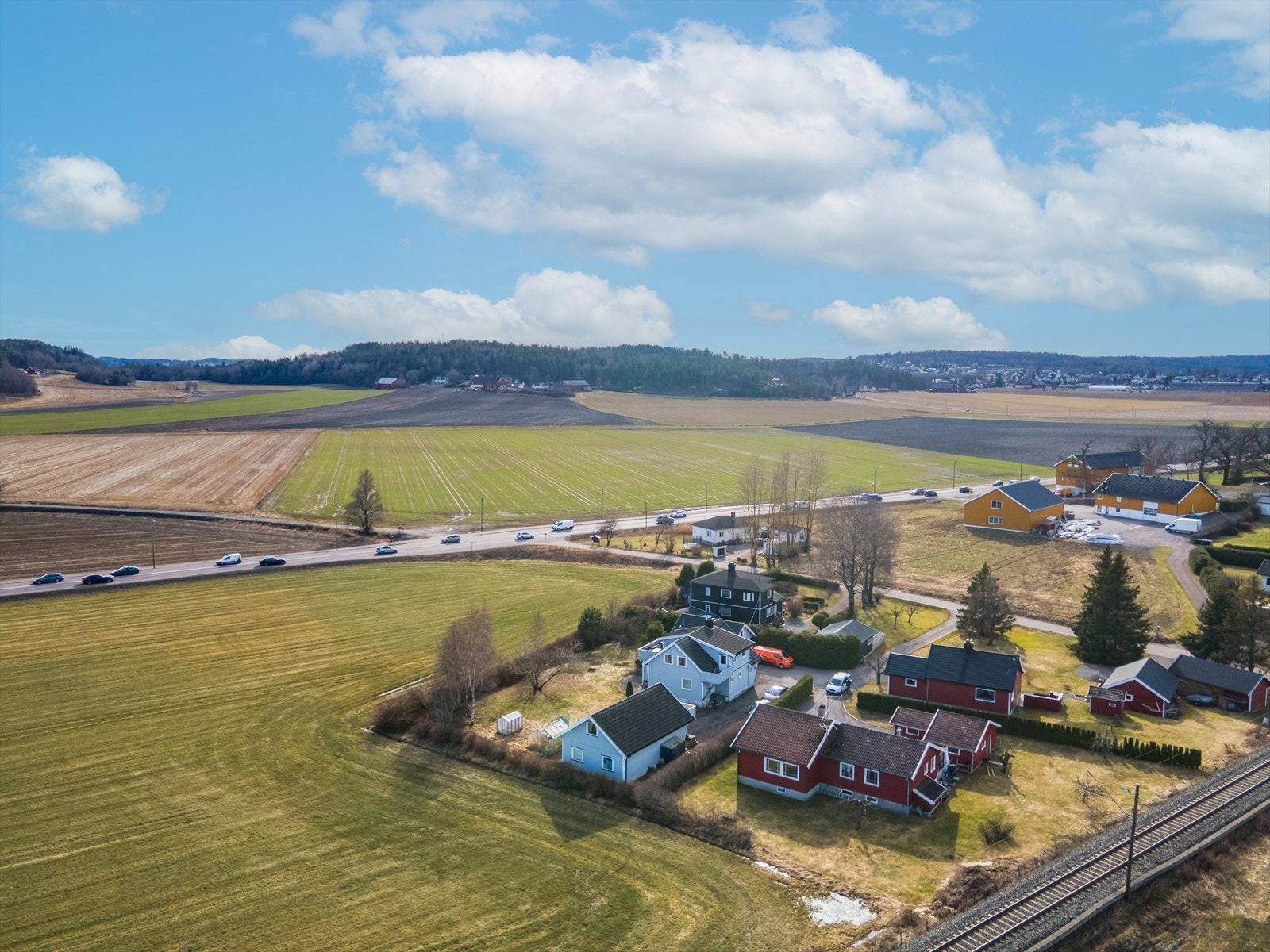 Eiendommen ligger godt tilbaketrukket i rolige og naturskjønne omgivelser uten gjenboere. Galleribilde
