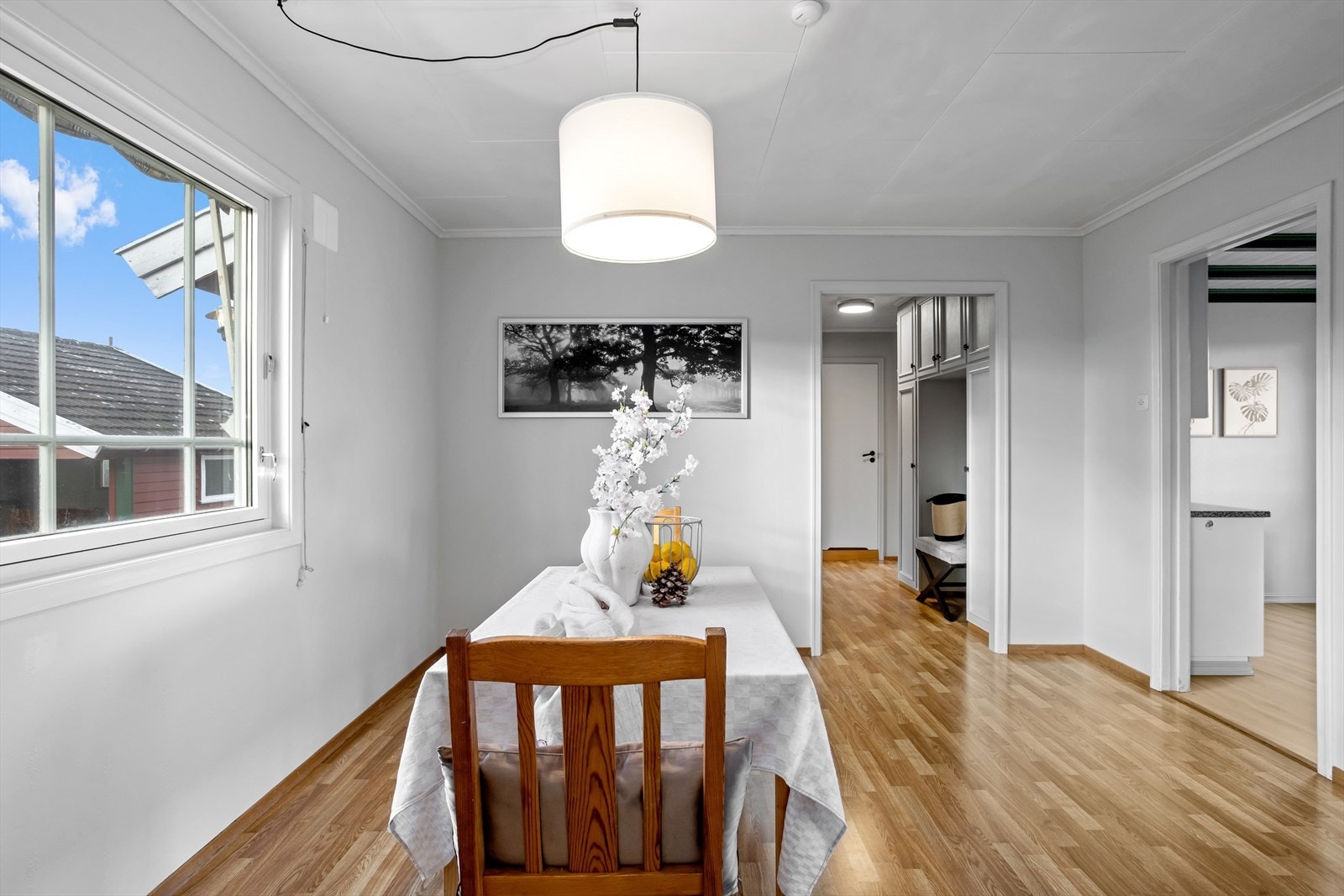 Rett ved kjøkkenet er det plass til en hyggelig spisegruppe. Galleribilde