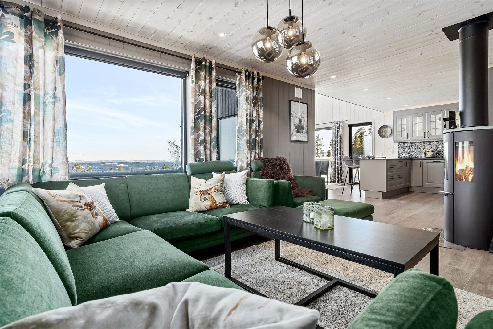 - Stue og kjøkken i åpen og luftig løsning - Galleribilde