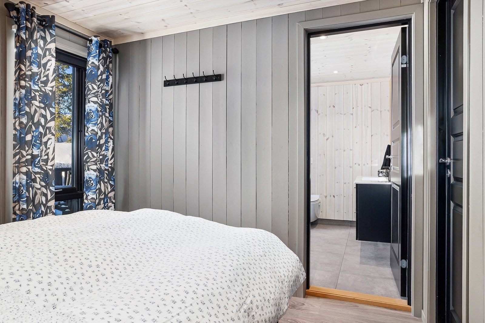 - Hovedsoverommet er tilknyttet eget bad - Galleribilde