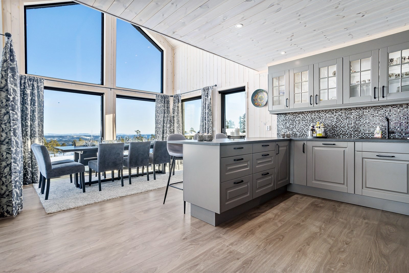 - Hytta har gjennomgående høy standard med innlagt strøm, vann og avløp - Galleribilde