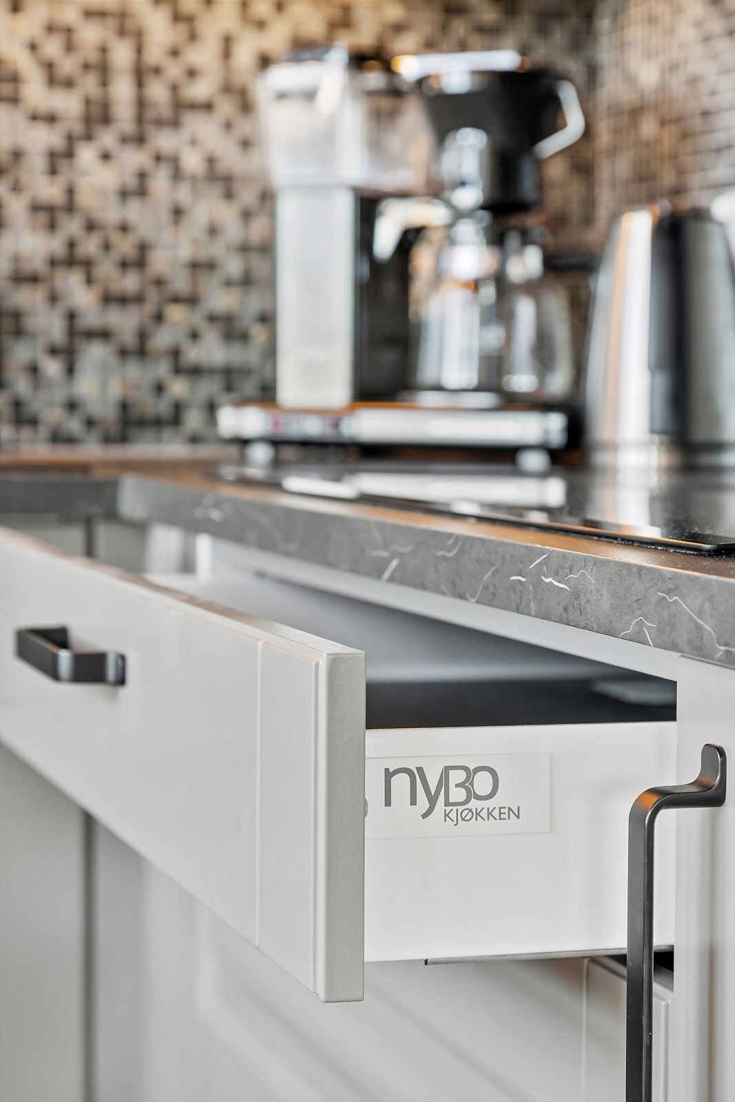 - Kjøkkeninnredning med malte profilerte fronter fra kvalitetsleverandøren Nybo - Galleribilde