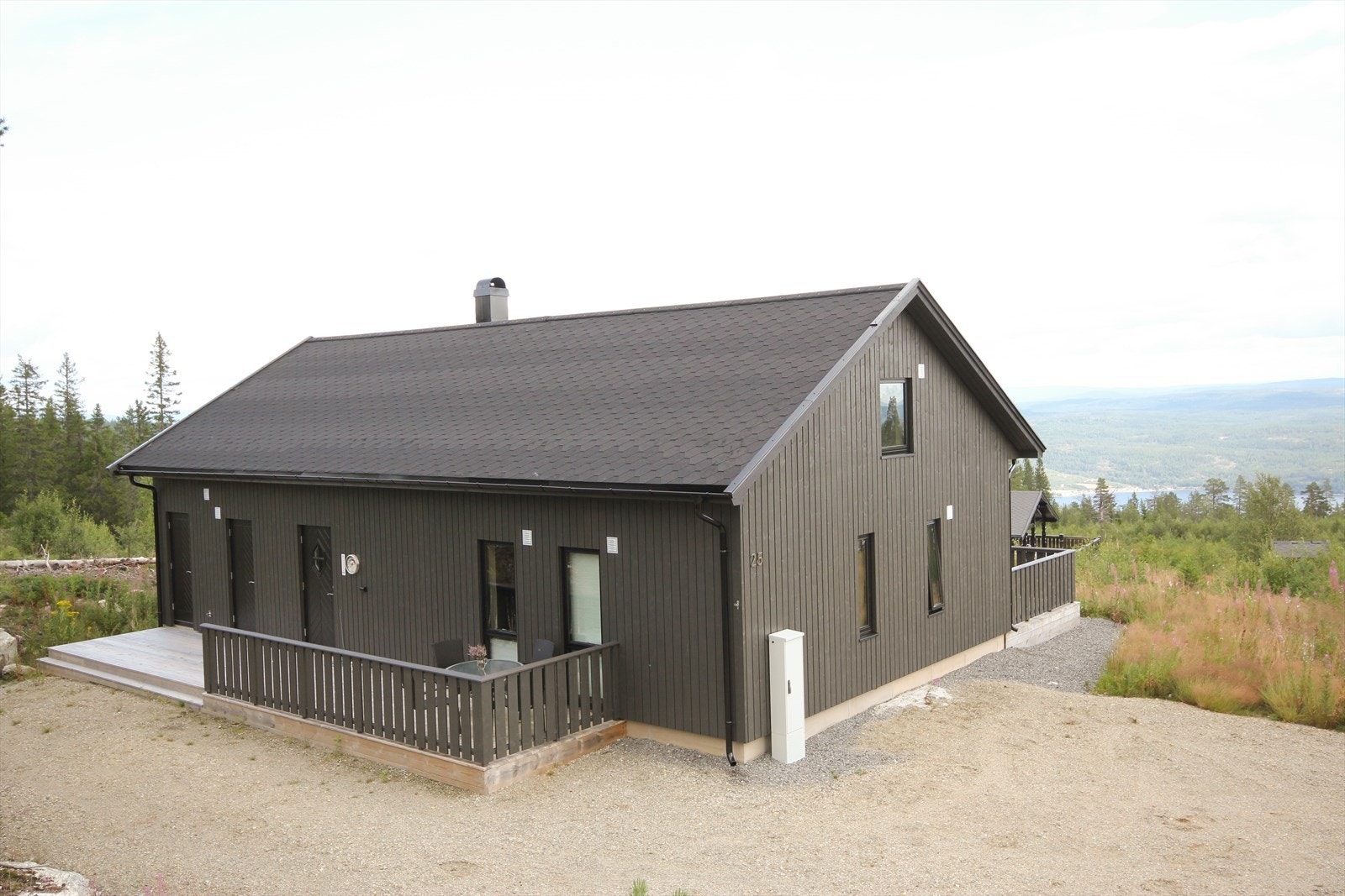 - Hytta har terrasse med utgang fra stue og terrasse mot vest i tilknytning til inngangsparti - Galleribilde