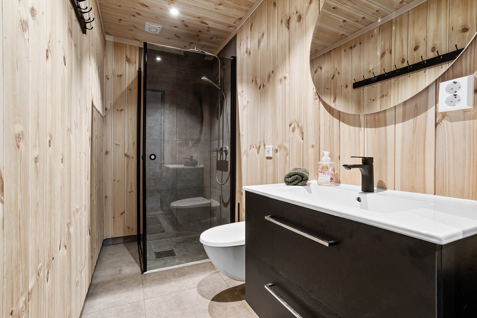 - Det er to bad i hytta. Hovedbadet har fliser på gulv med varmekabler og flislagte vegger i dusj - Galleribilde