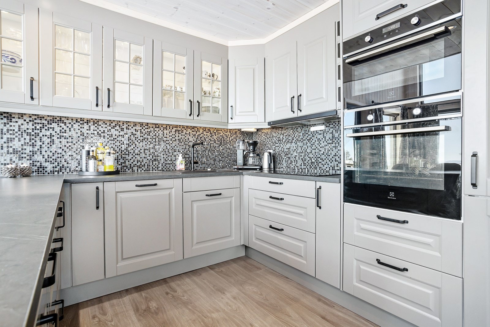 - Kjøkkenet har integrerte hvitevarer med platetopp, stekeovn, mikro-ovn, oppvaskmaskin og kjølfrys skap - Galleribilde