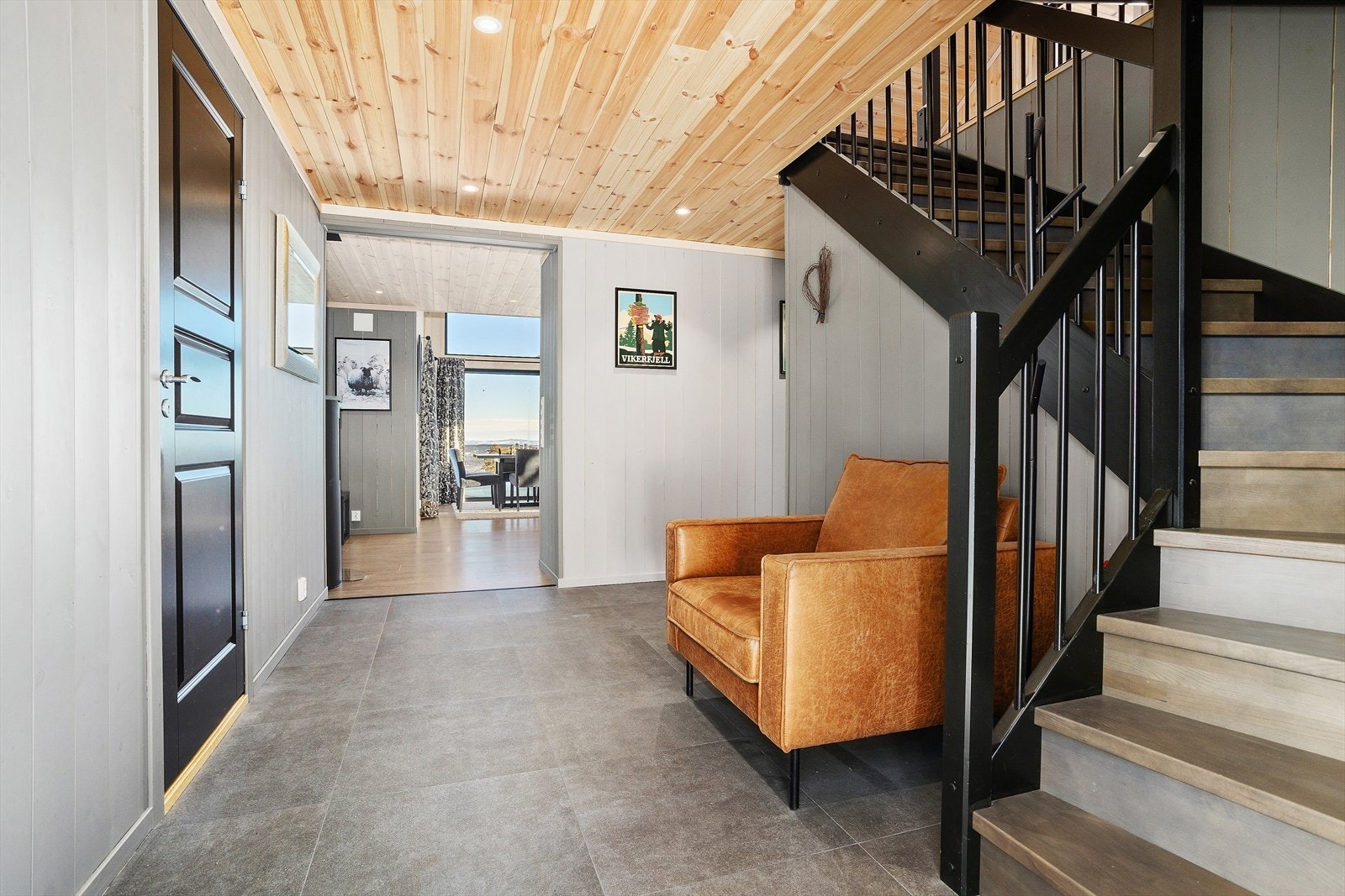 - Entré med fliser og behagelig gulvvarme. Fra entreén er det trapp opp til loftetasje - Galleribilde