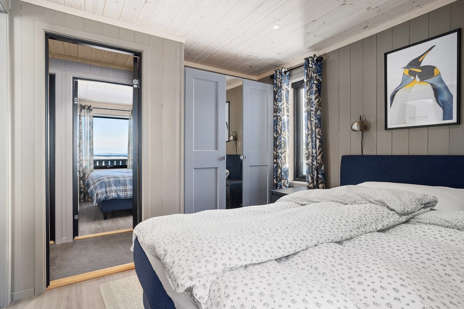 - Hovedsoverom med garderobeskap og downlights- Galleribilde