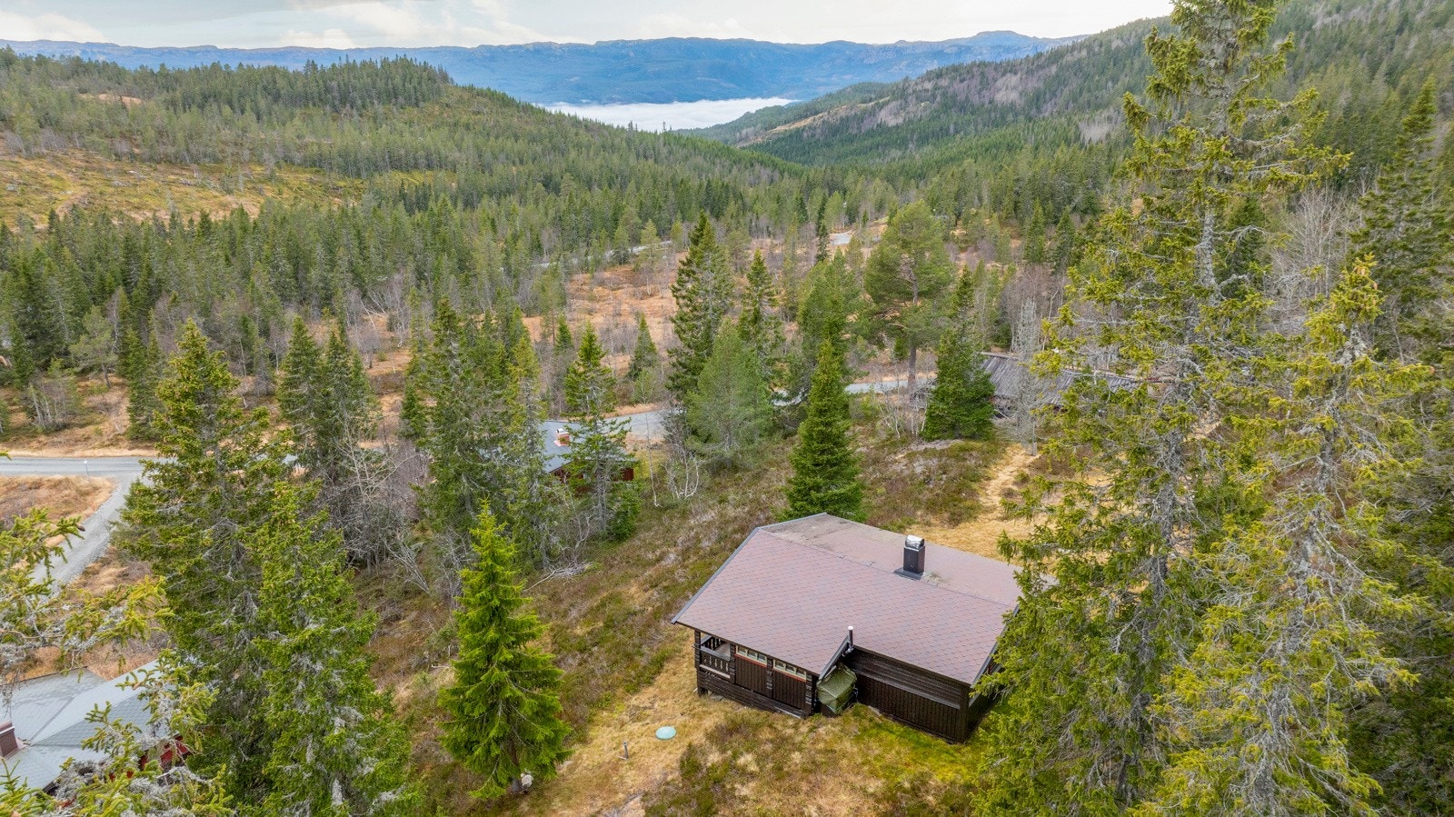 Hytta ligger på kyrkjebygdheiea - i et hytteområde med spredt hyttebebyggelse. Eiendommen ligger meget usjenert, med fritt og åpent utsyn. Galleribilde