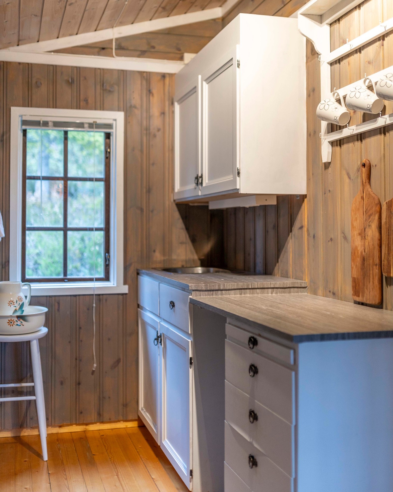 Kjøkkeninnredning med profilerte fronter og laminat benkeplate. Galleribilde