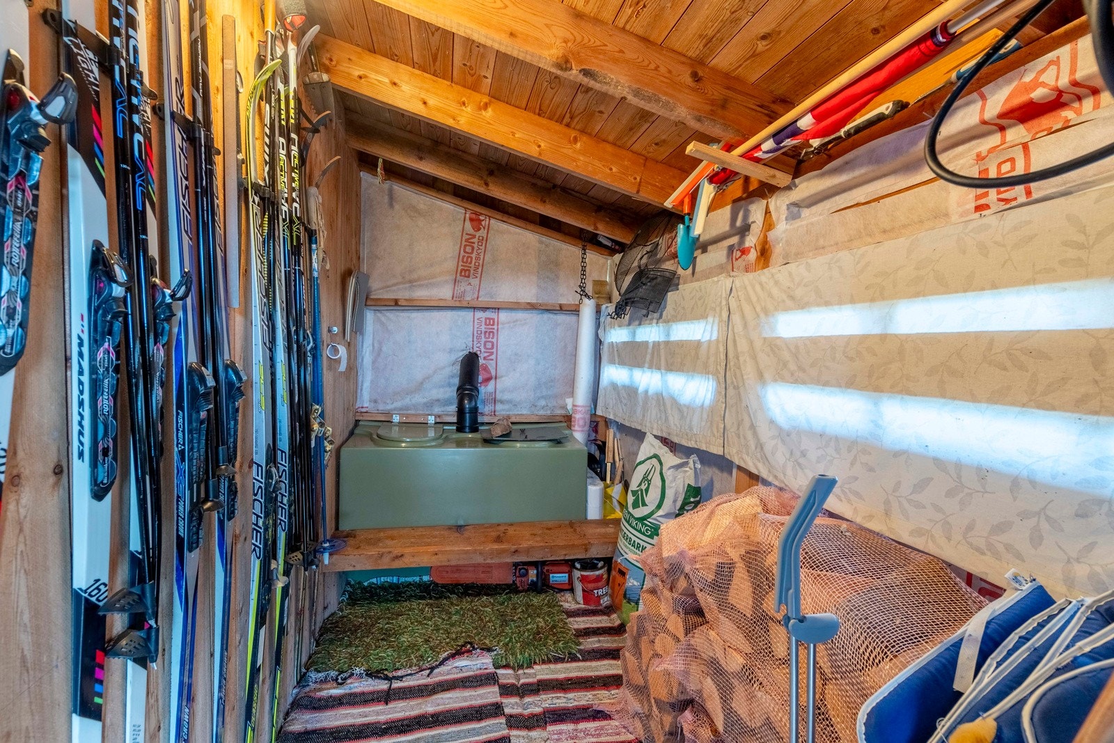 Det er monter utedo på hytta som ligger i enden av verandaen. Det er en kombinert utedo og bod med oppbevaring av bl.a. ski og ved. Galleribilde