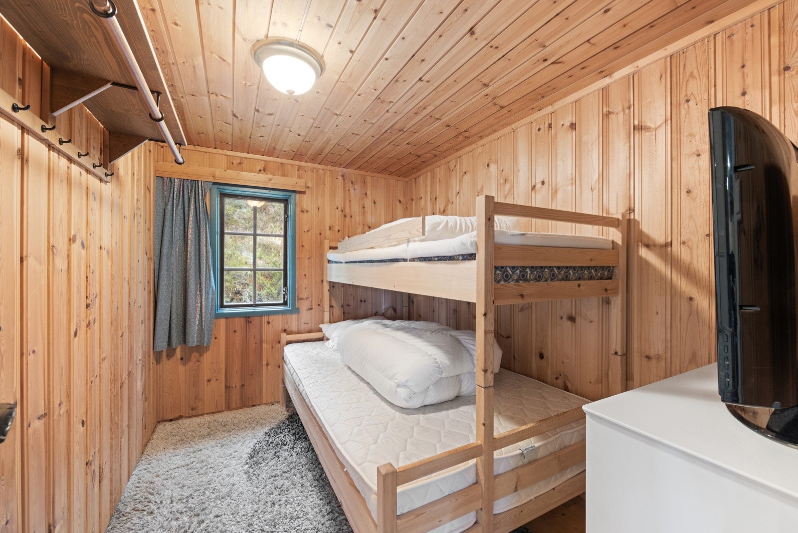 Rikelig med plass til senger og tilhørende møblement i begge rom. Galleribilde