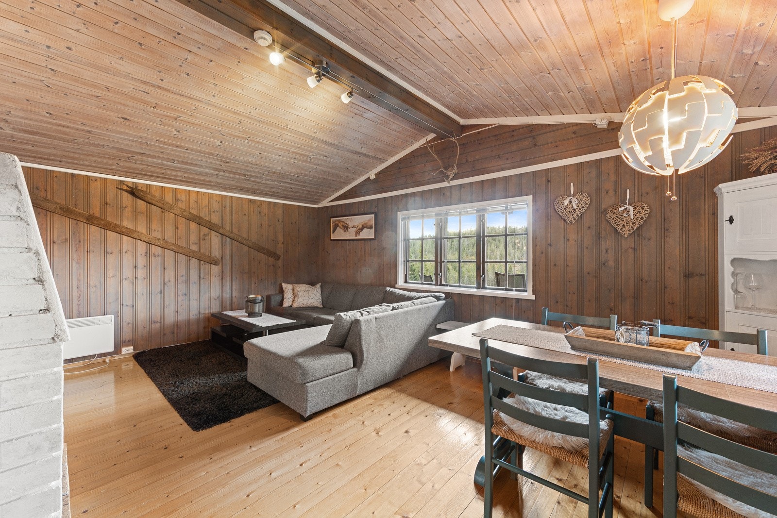 En lys og stor stue med plass til både sofa- og spisegruppe. Galleribilde