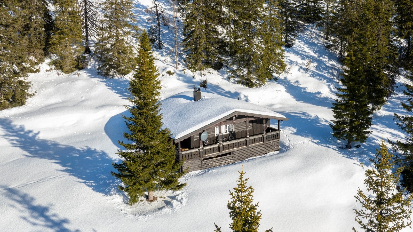 PRIVATmegleren Park ved Lars Jakob Aarak har gleden av å få presentere denne flotte hytta med idyllisk beliggenhet på Stemtjønn/Kyrkjebygdheia i Nissedal kommune. Galleribilde