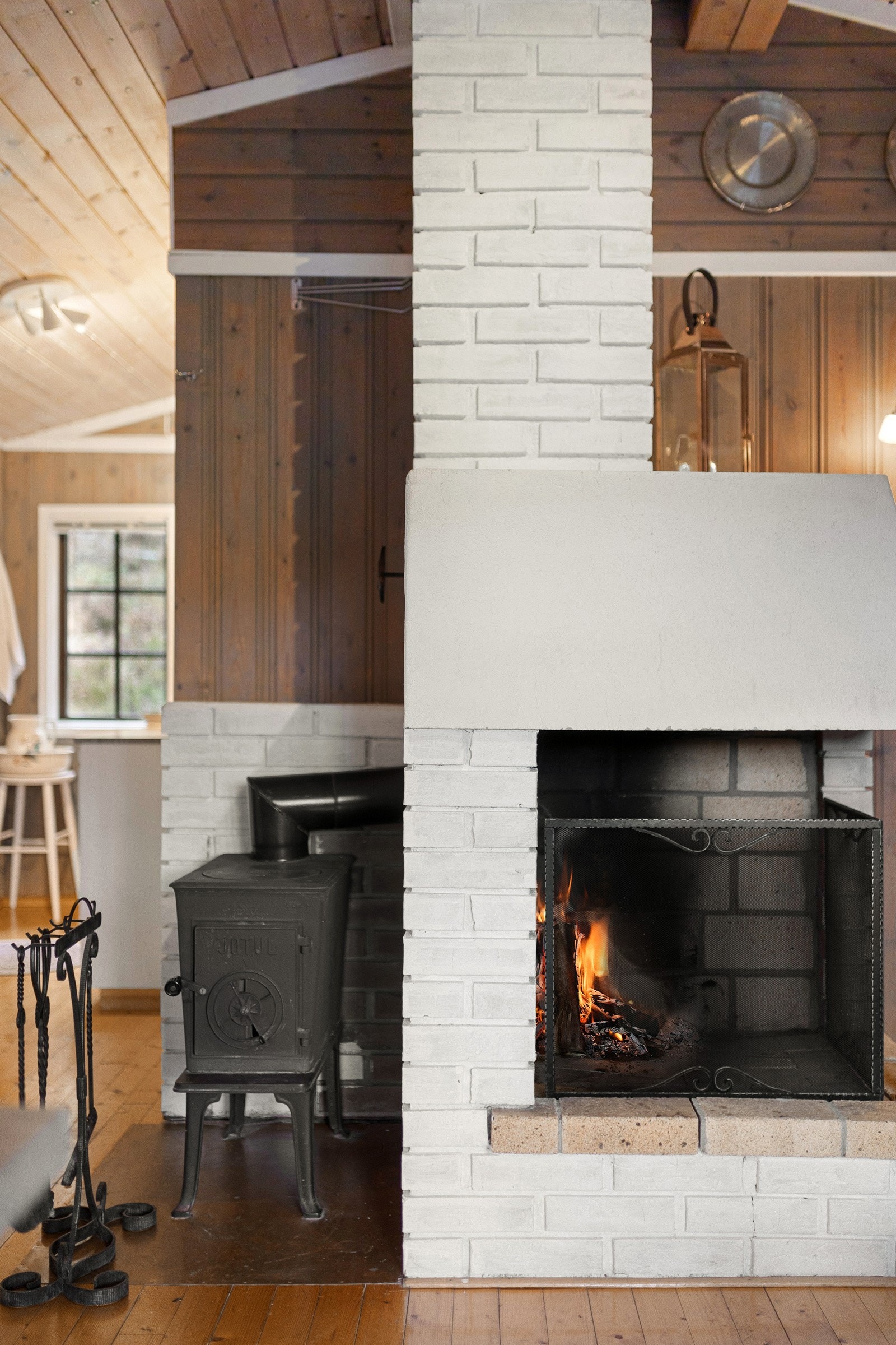 For de kaldere dagene har du en flott peis som varmer godt. Galleribilde