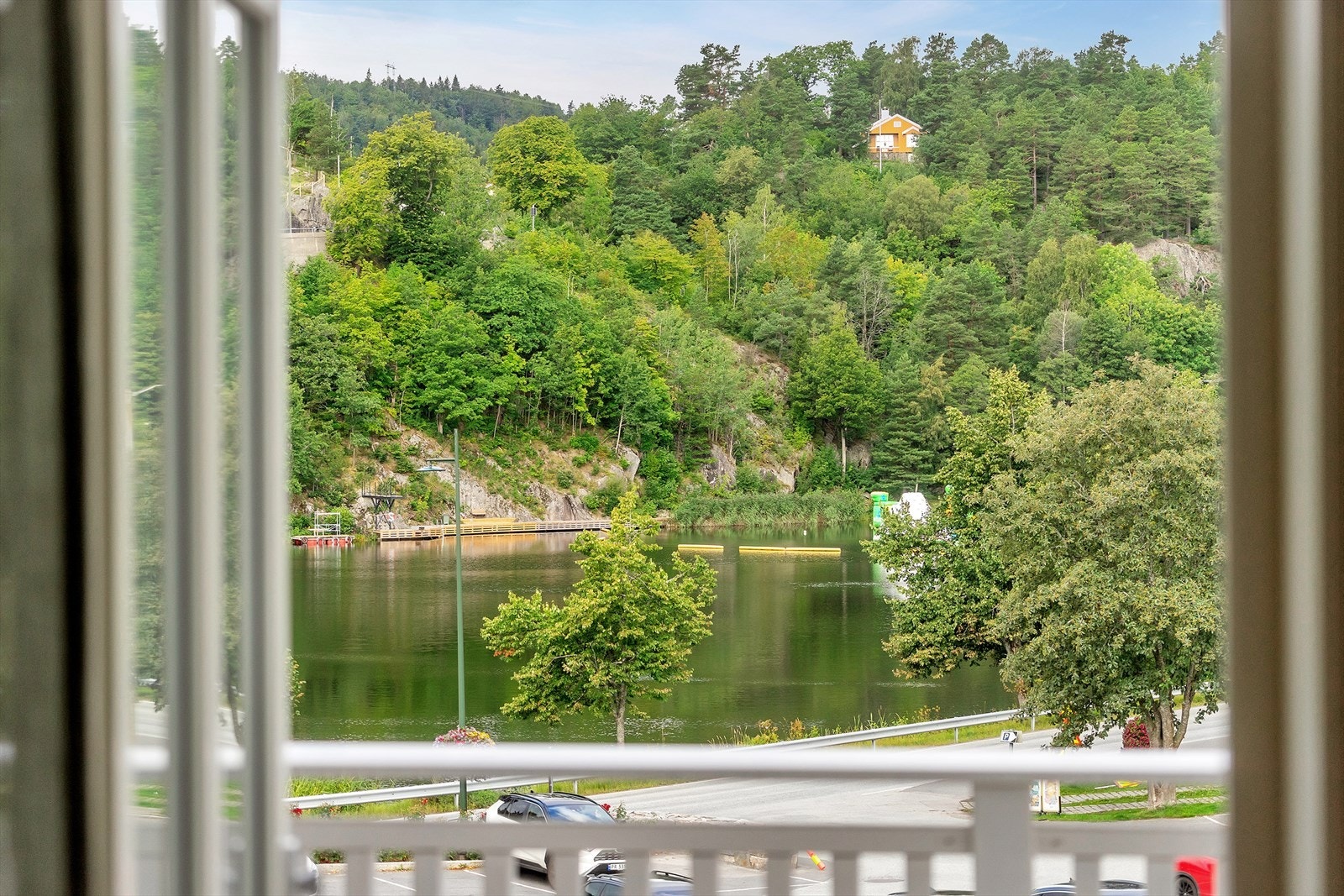 En lys og fin selveierleilighet i hjerte av Tvedestrand med to verandaer og fin utsikt! Galleribilde