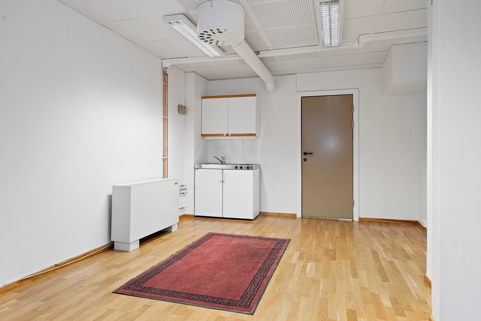 Kjøkken med servant og enkel innredning samt AC anlegg Galleribilde