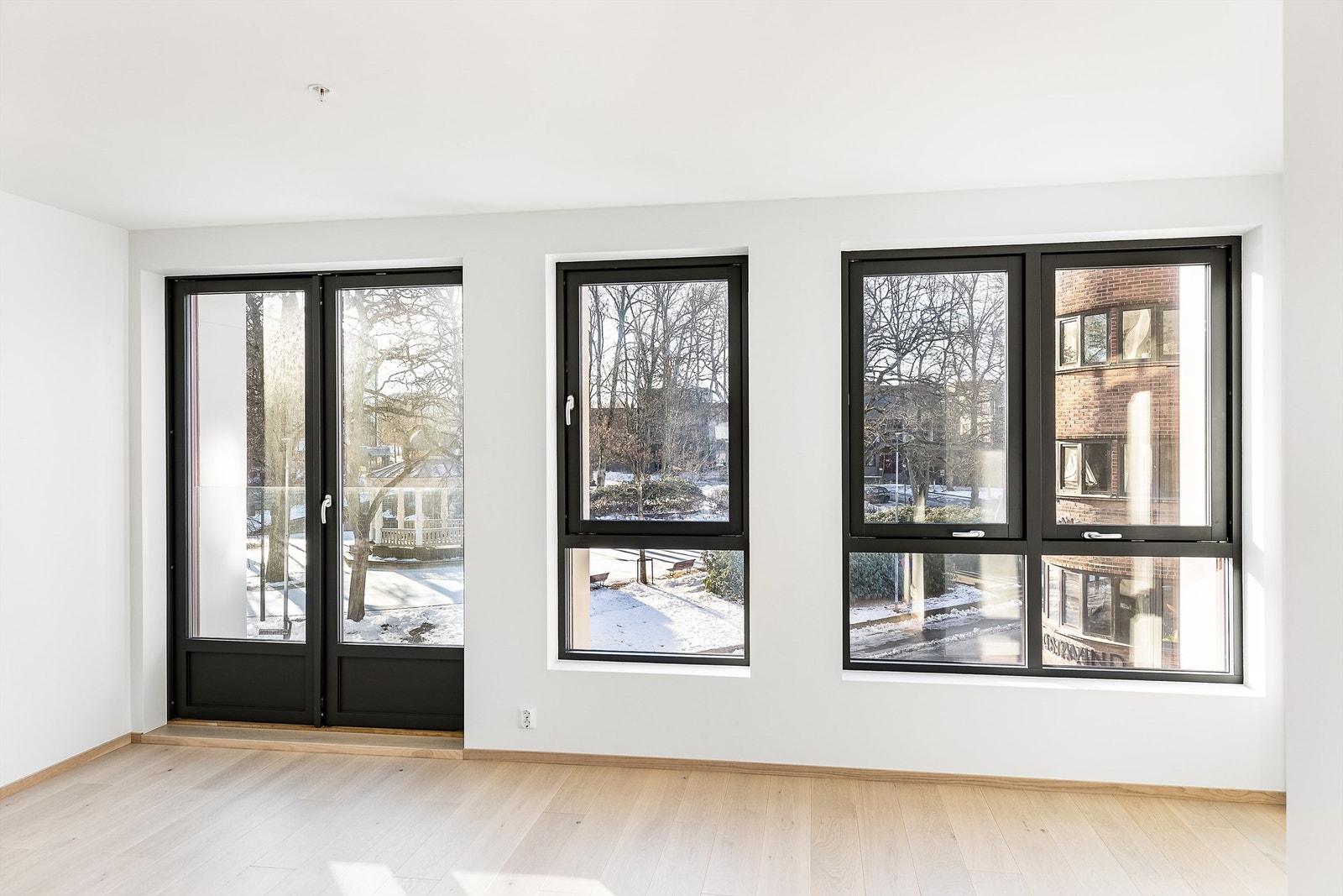 Stuen er gjennomgående med vinduer i begge ender. Sydsiden kan åpnes mot fransk balkong. Galleribilde