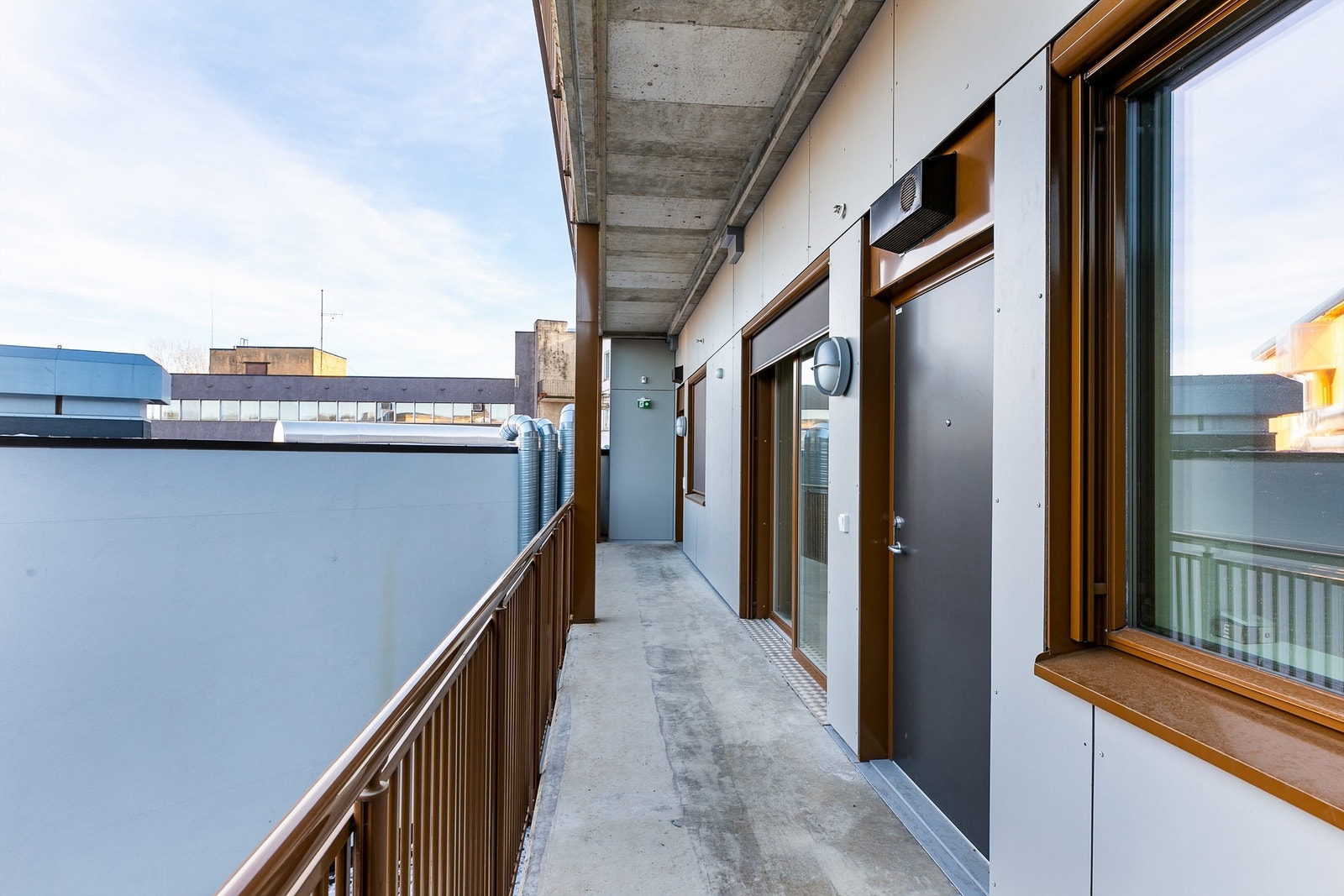 Leiligheten har adkomst til egen ytterdør via felles svalgang. Det er heis til alle etasjer. Galleribilde