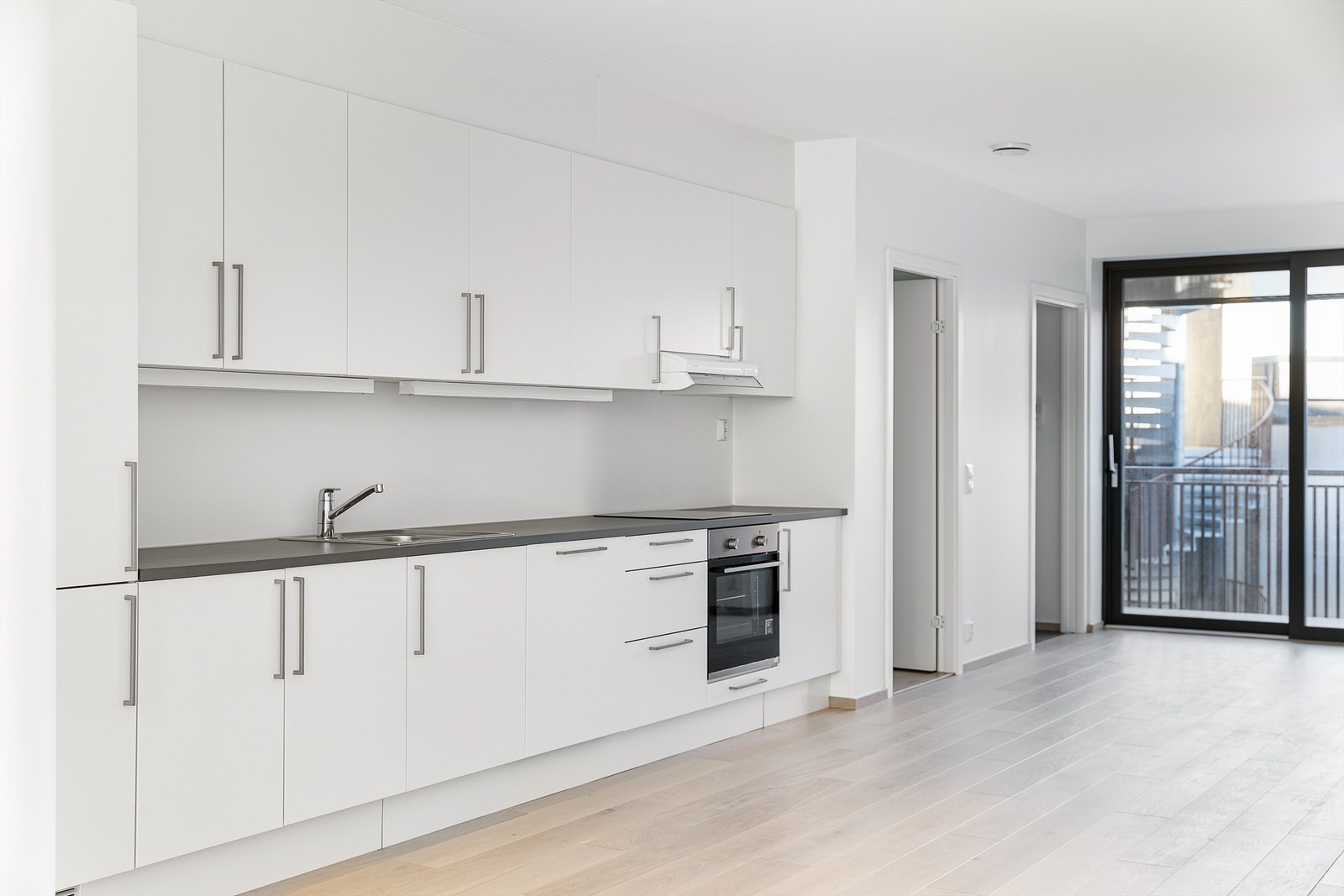 Arealet er effektivt disponert. Stuen og kjøkkenet utgjør til sammen en stor sosial sone på hele 60 kvm. Galleribilde