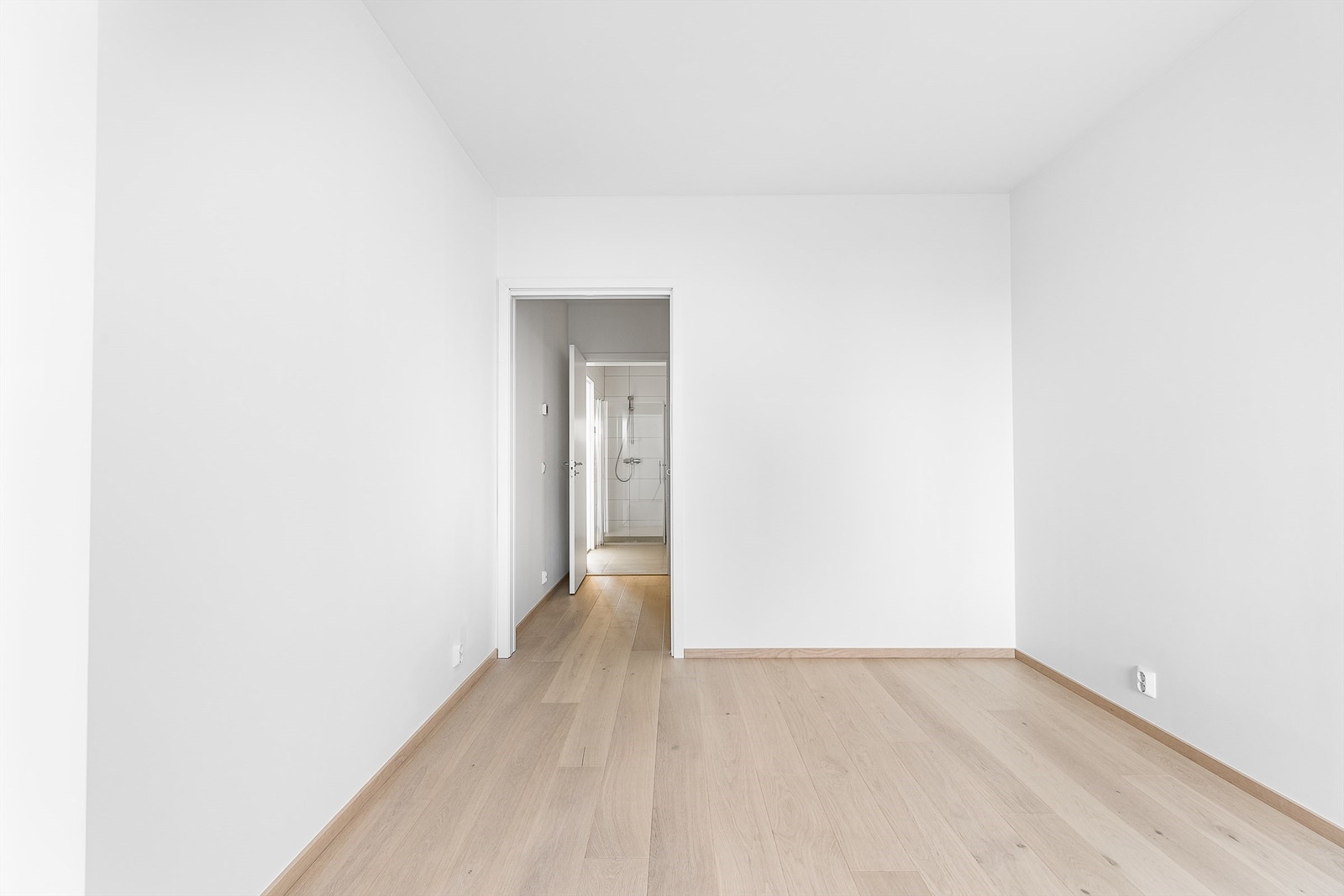 I tillegg til stort areal har hovedsoverommet tilknyttet walk-in closet som igjen er forbundet med badet. Galleribilde