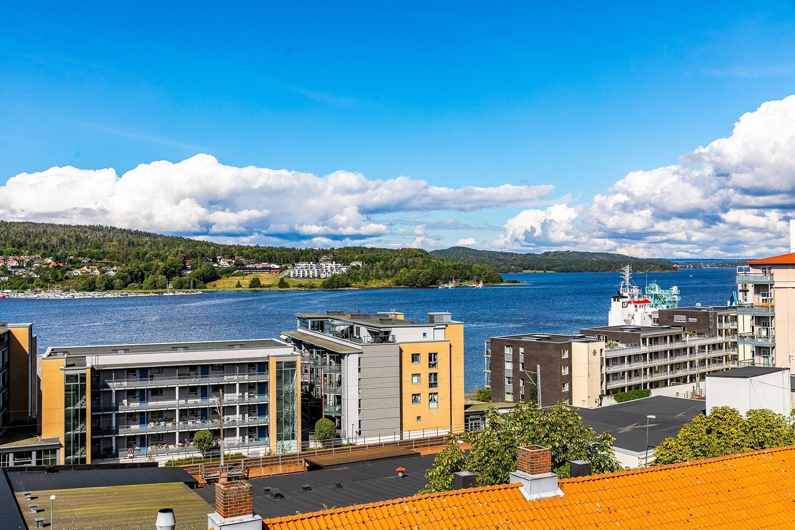 Utsiktsforholdene på takterrassen er upåklagelige, her sett over Mossesundet mot Jeløy. Galleribilde