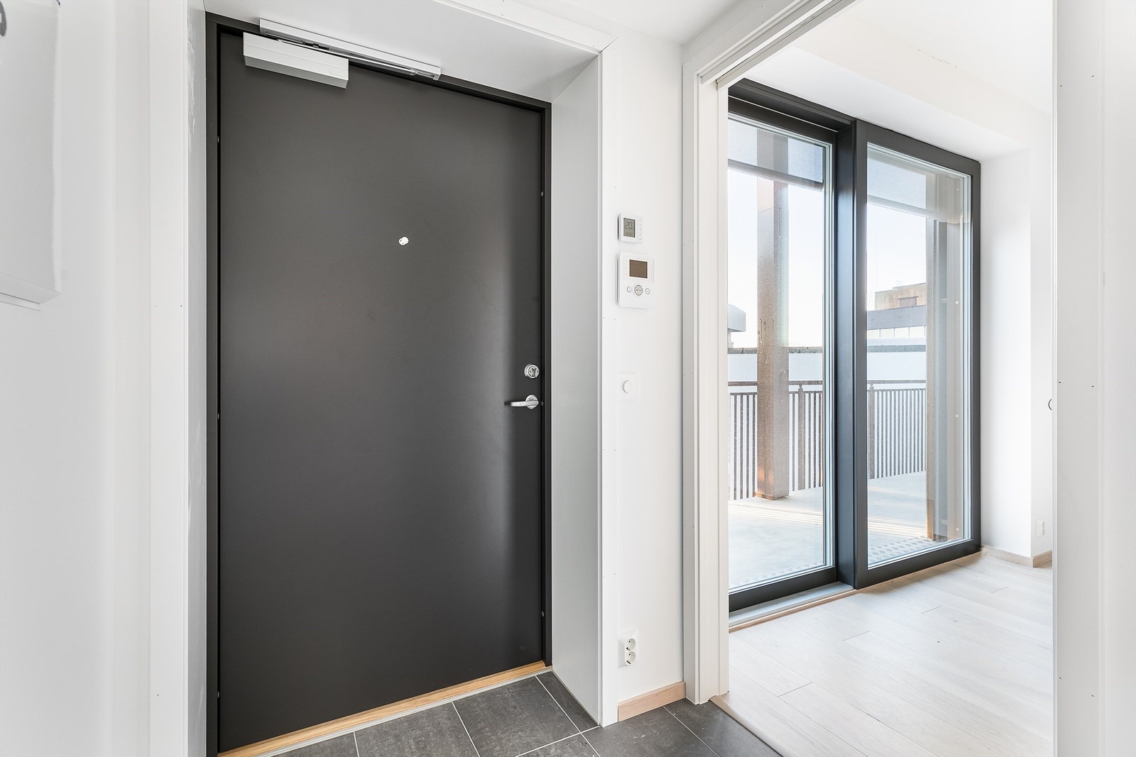 Hovedinngangen har calling-anlegg som betjenes fra leilighetens entré. Galleribilde