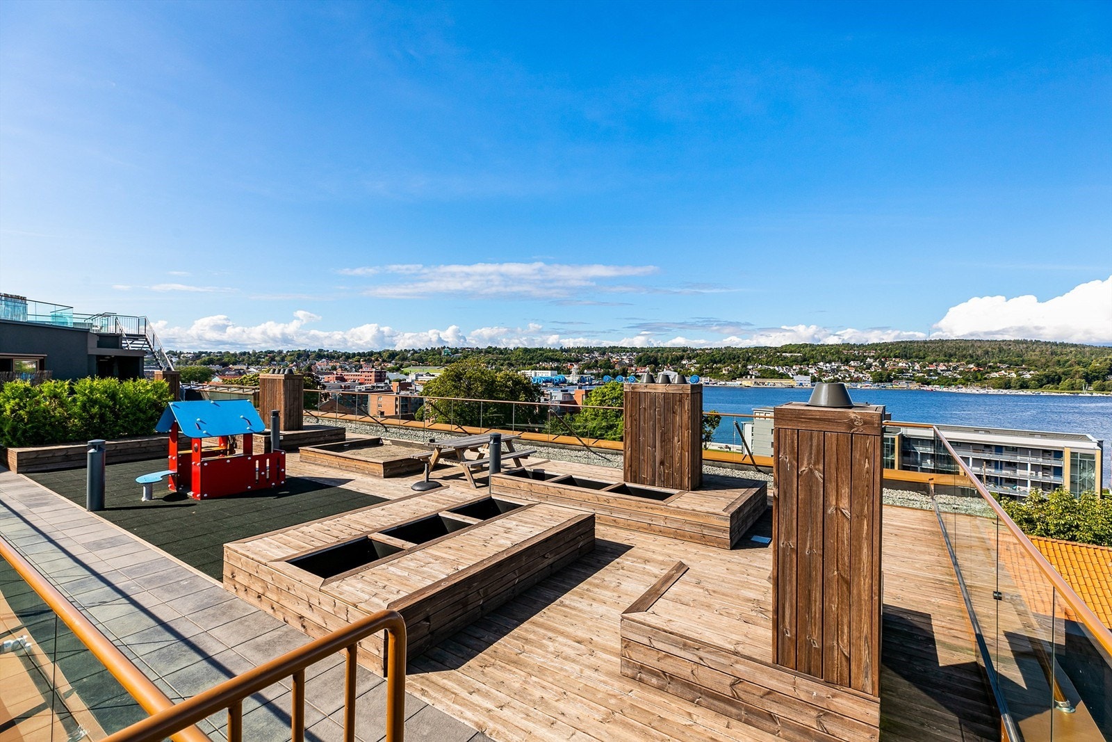 Som beboer får du tilgang til sameiets store felles takterrasse. Galleribilde