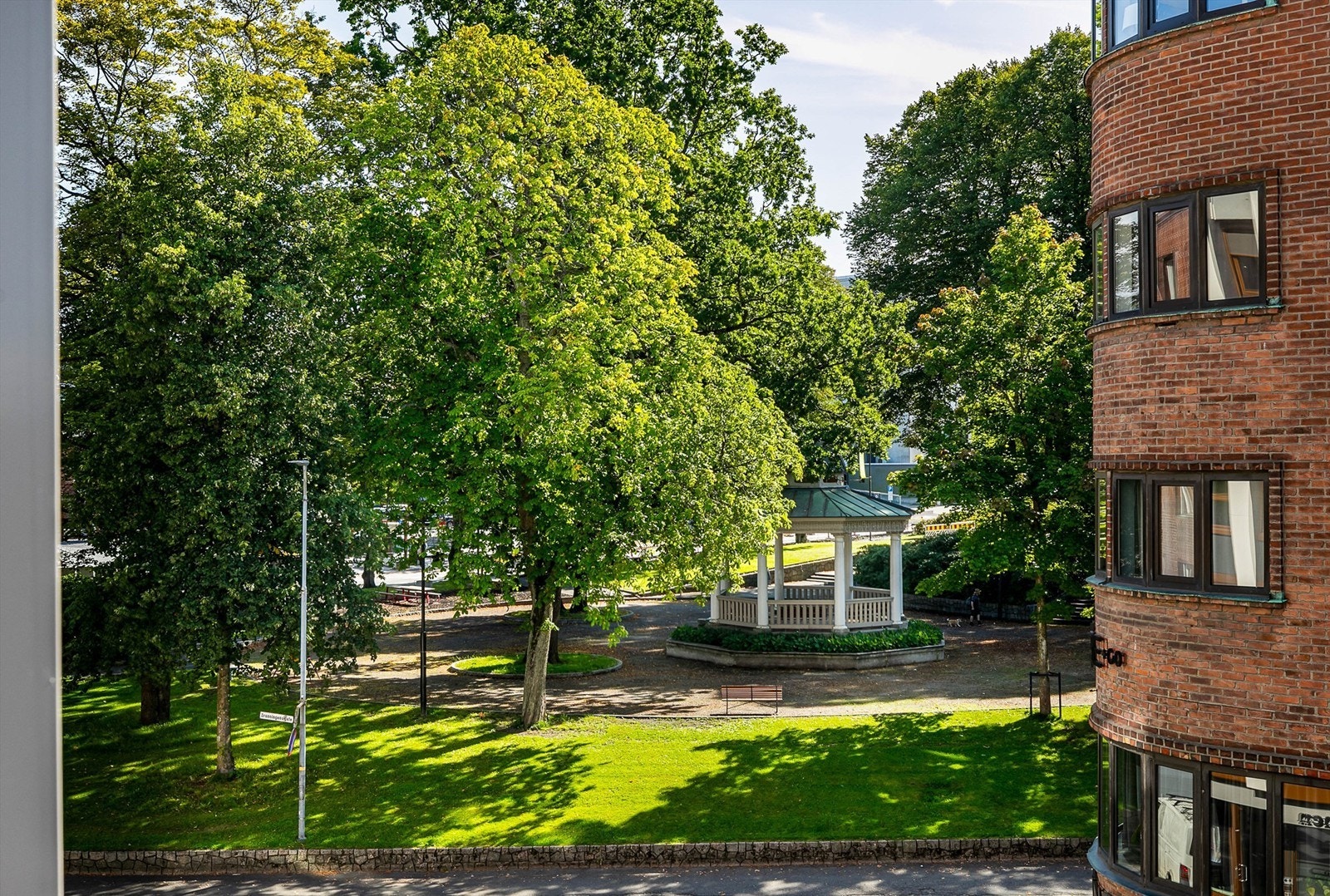 Den grønne lungen Rådhusparken rett på andre siden av gaten sees fra både stuen og barne-/gjesterommet. Galleribilde