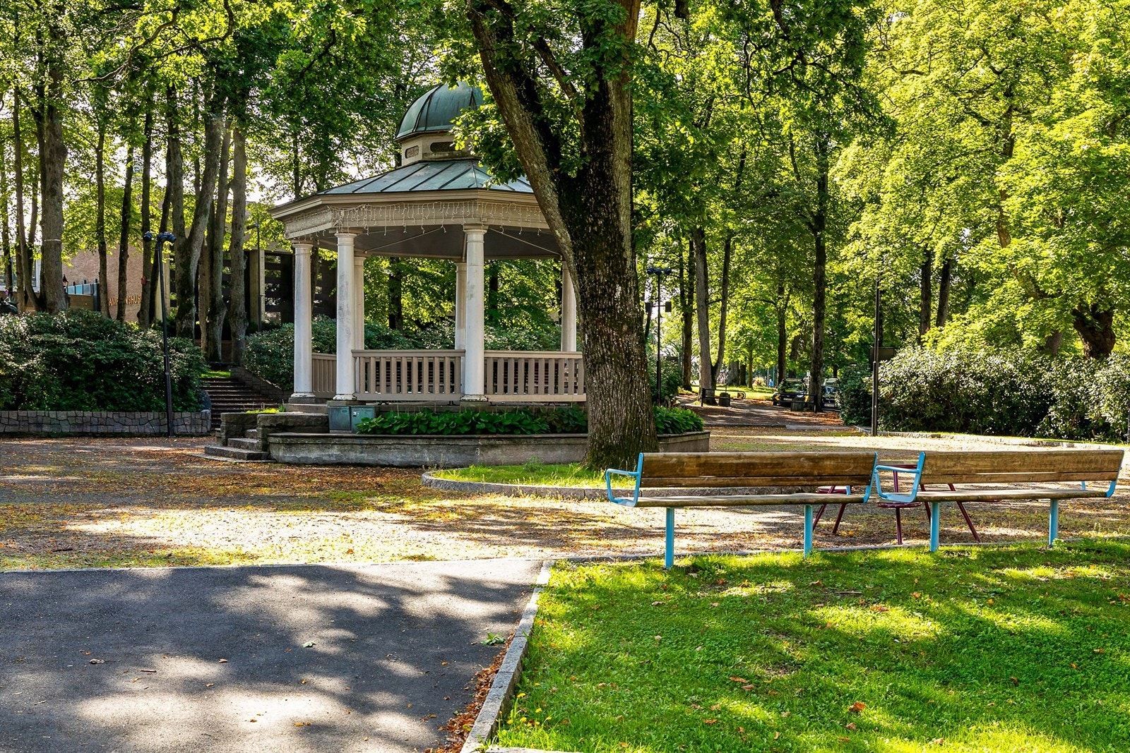 Rådhusparken rett over gaten er en lett tilgjengelig grønn lunge der det også er skøyteis når forholdene tillater. Galleribilde