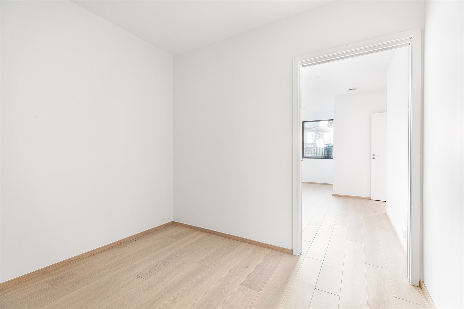 Hovedsoverommets walk-in closet på ca. 7 kvm. kan utnyttes med en tilpasset garderobeinnredning. Galleribilde