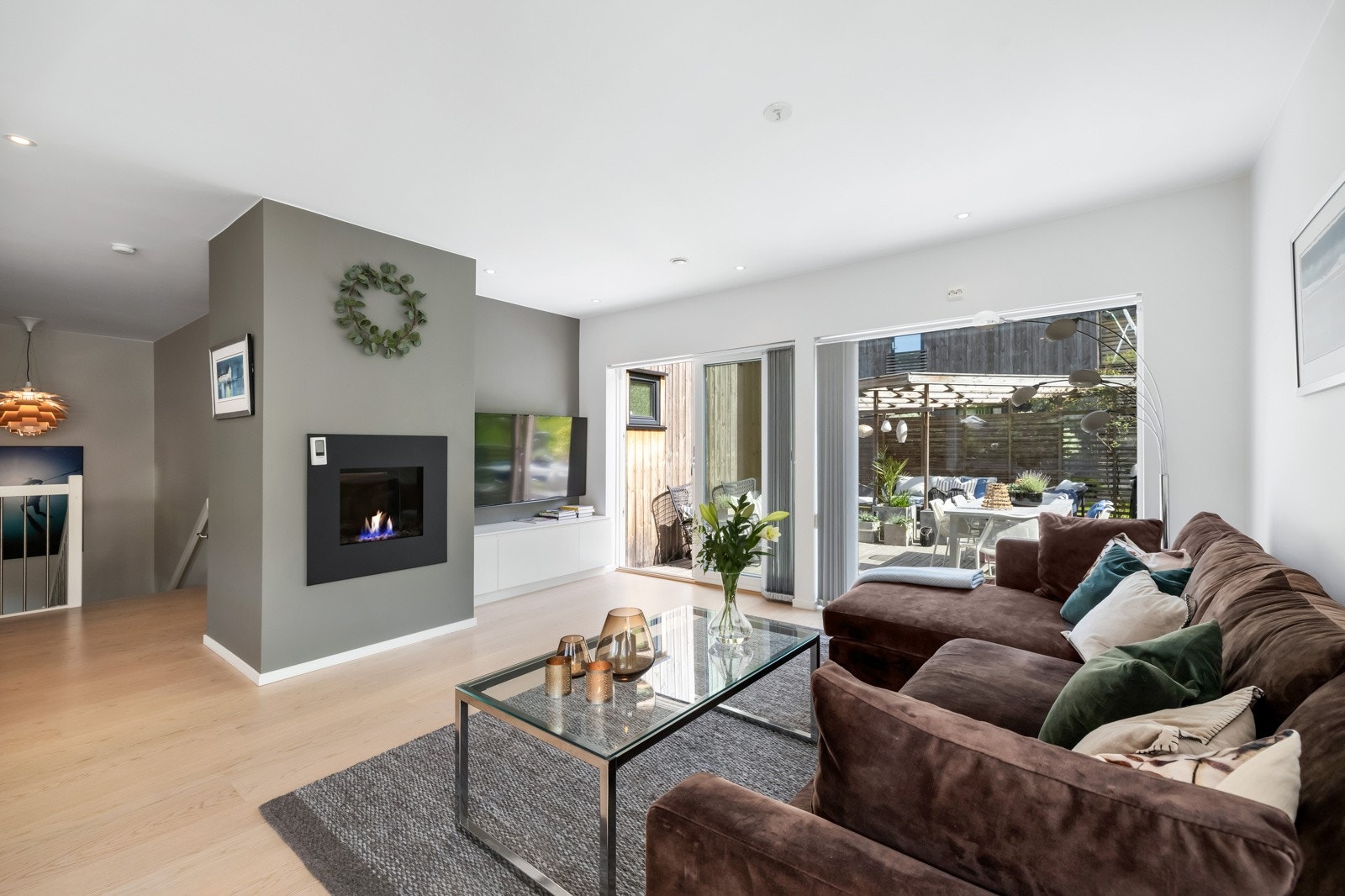 Store glassflater bidrar til et lyst og hyggelig miljø, fra stuen er det skyvedør ut til markterrasse og bakhagen. Galleribilde