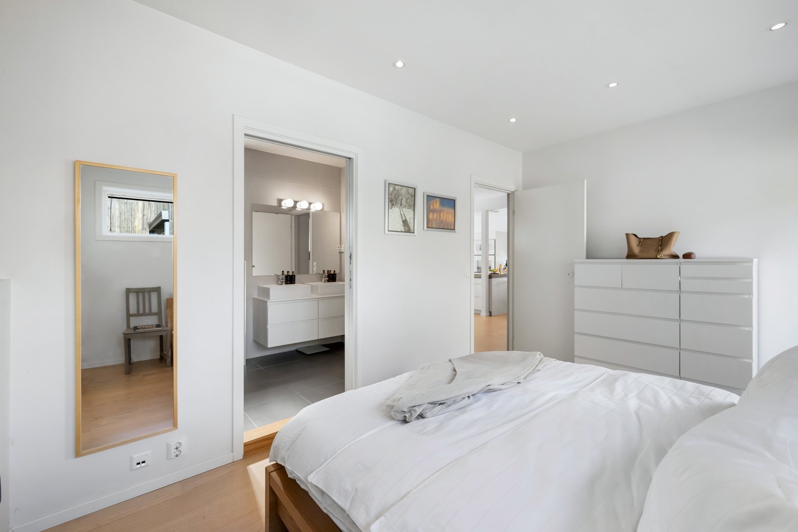 Hovedsoverom i topp etg. har adkomst direkte inn til bad/wc. Romslig og med god plass til dobbeltseng og oppbevaringsmøblement. Galleribilde