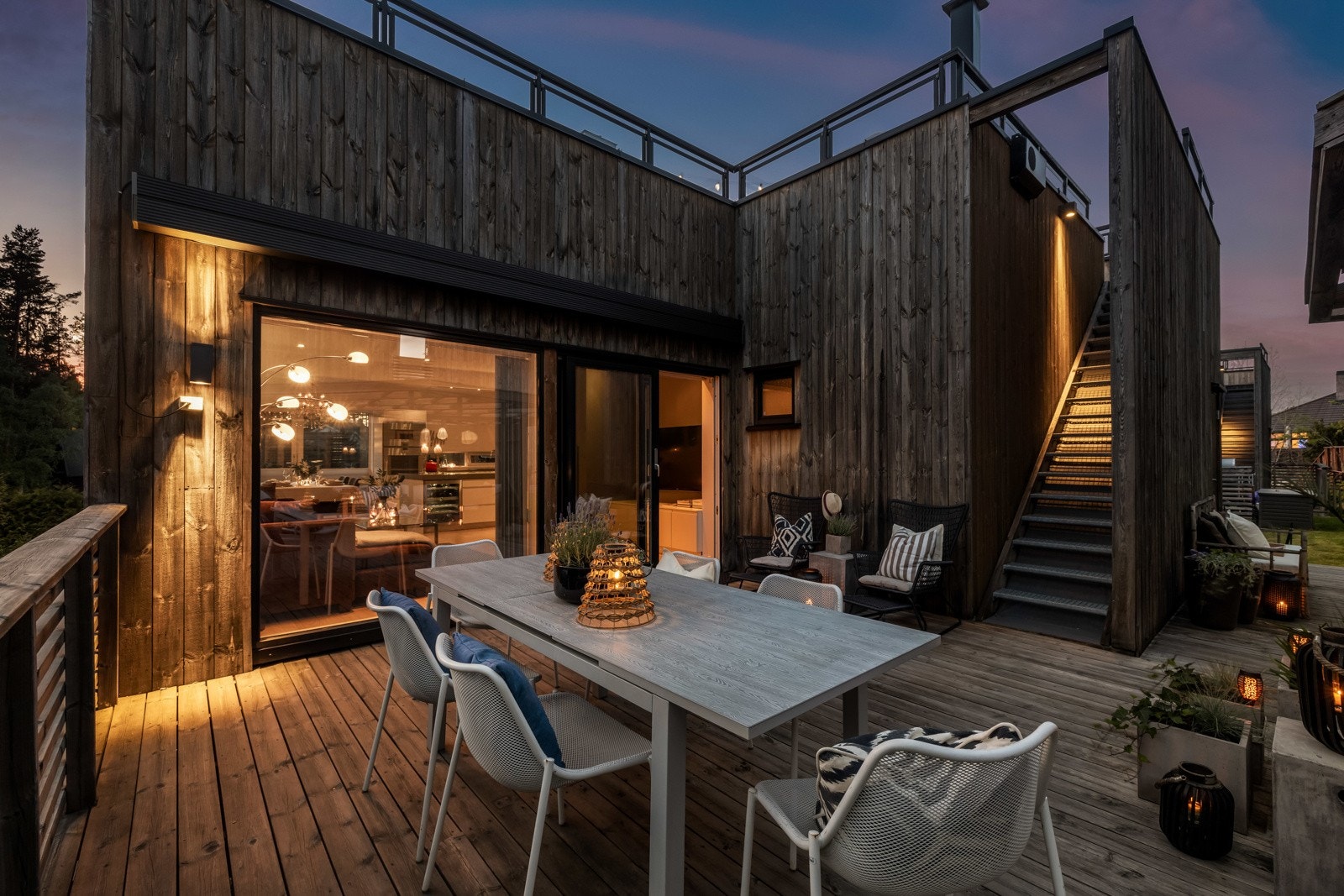 Flott markterrasse (45 kvm) med pergola utenfor stuen i topp etasjen. Galleribilde