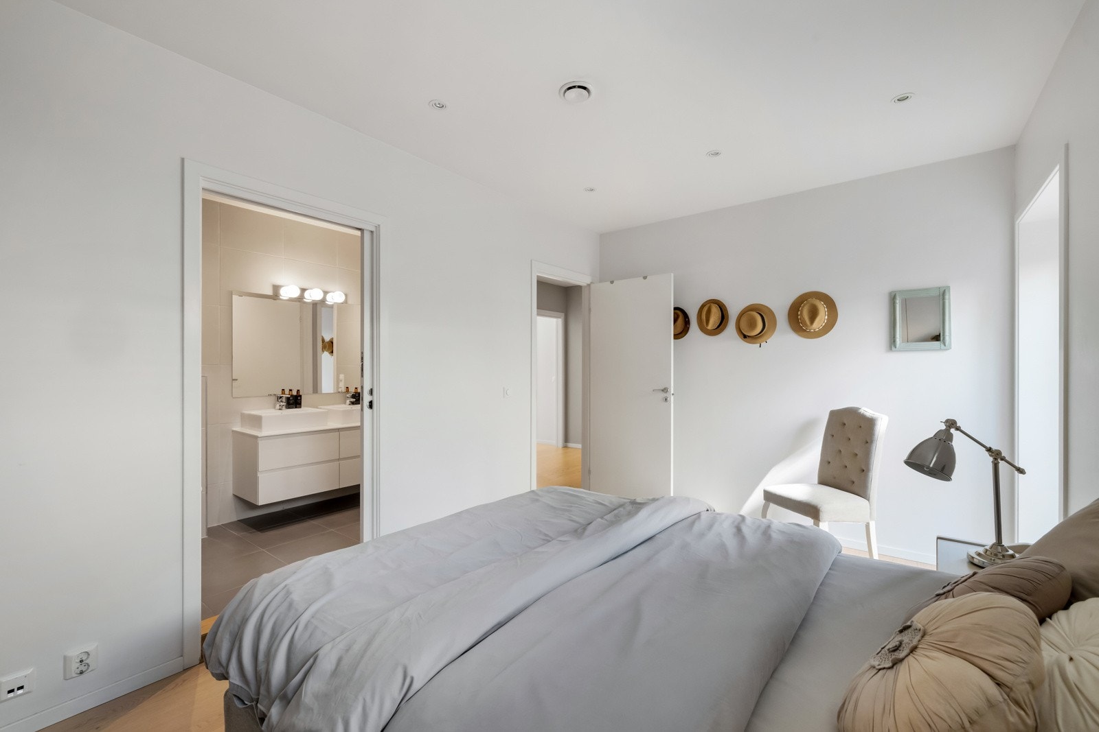 Et av soverommene i mellomplanet har adkomst direkte inn til bad/wc. Det er totalt 4 romslige soverom i boligen, 3 av disse i mellomplanet. Galleribilde