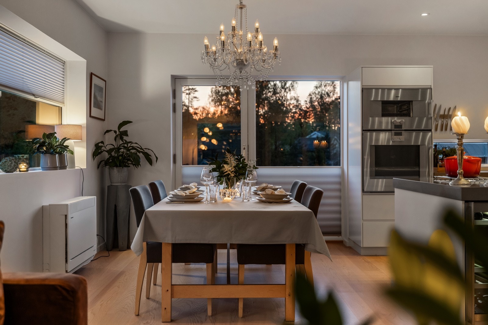 Hyggelig spiseplass til kjøkkenet. Store vindusflater med god utsikt. Galleribilde