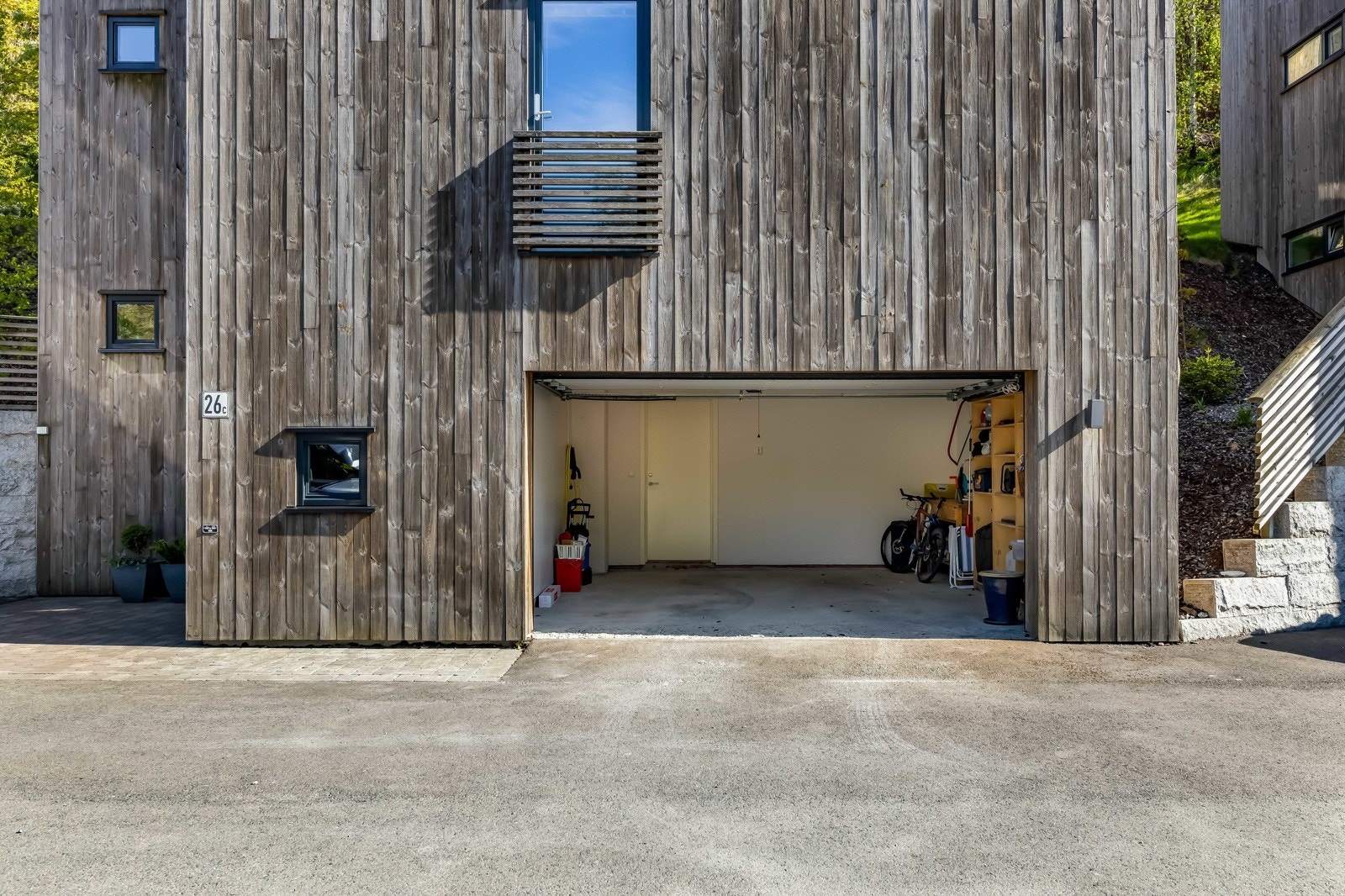 Integrert garasje med elbillader. Merk at det fra garasjen er direkte adkomst inn i boligdelen - perfekt for de kaldeste dagene... Galleribilde