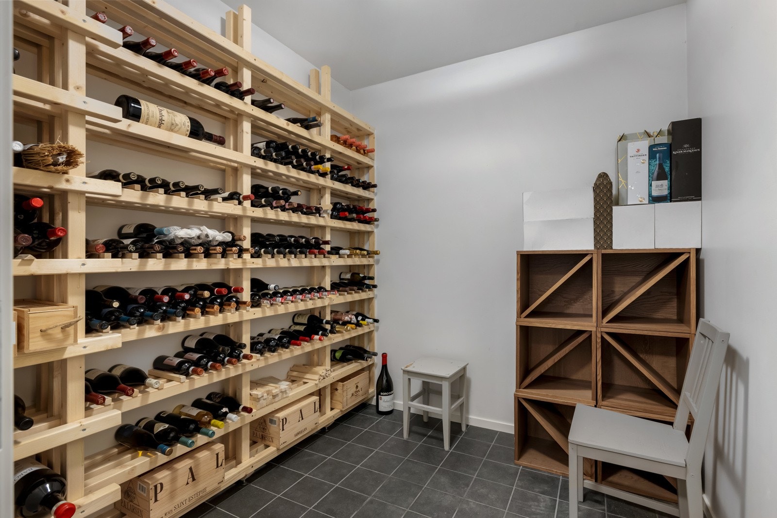 Bod i underetasje er innredet som vinrom. Galleribilde