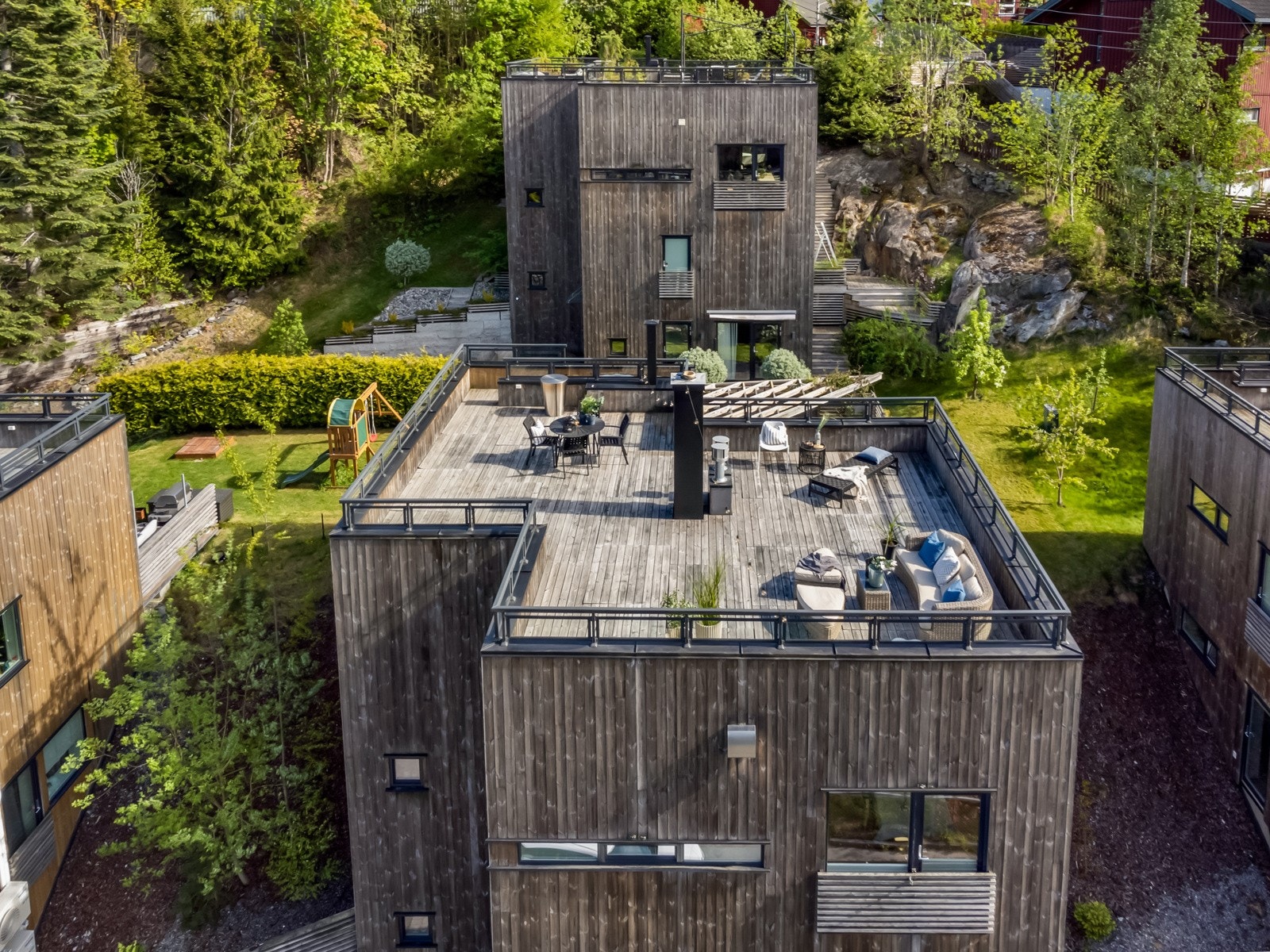 Fantastisk takterrasse på ca 78 kvm med svært gode sol og utsiktsforhold. Galleribilde