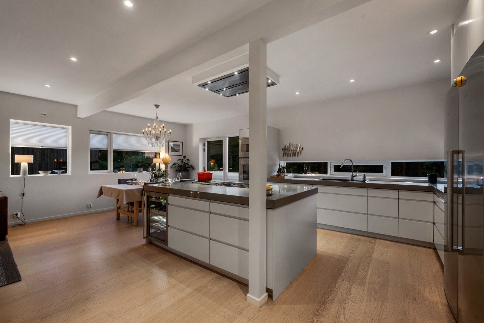 Moderne innredning med glatte fronter, innfelte håndtak og solid benkeplate i kompositt. Kjøkken ble oppgradert utover standardleveransen for ca kr. 250.000,- når boligen ble oppført. Galleribilde