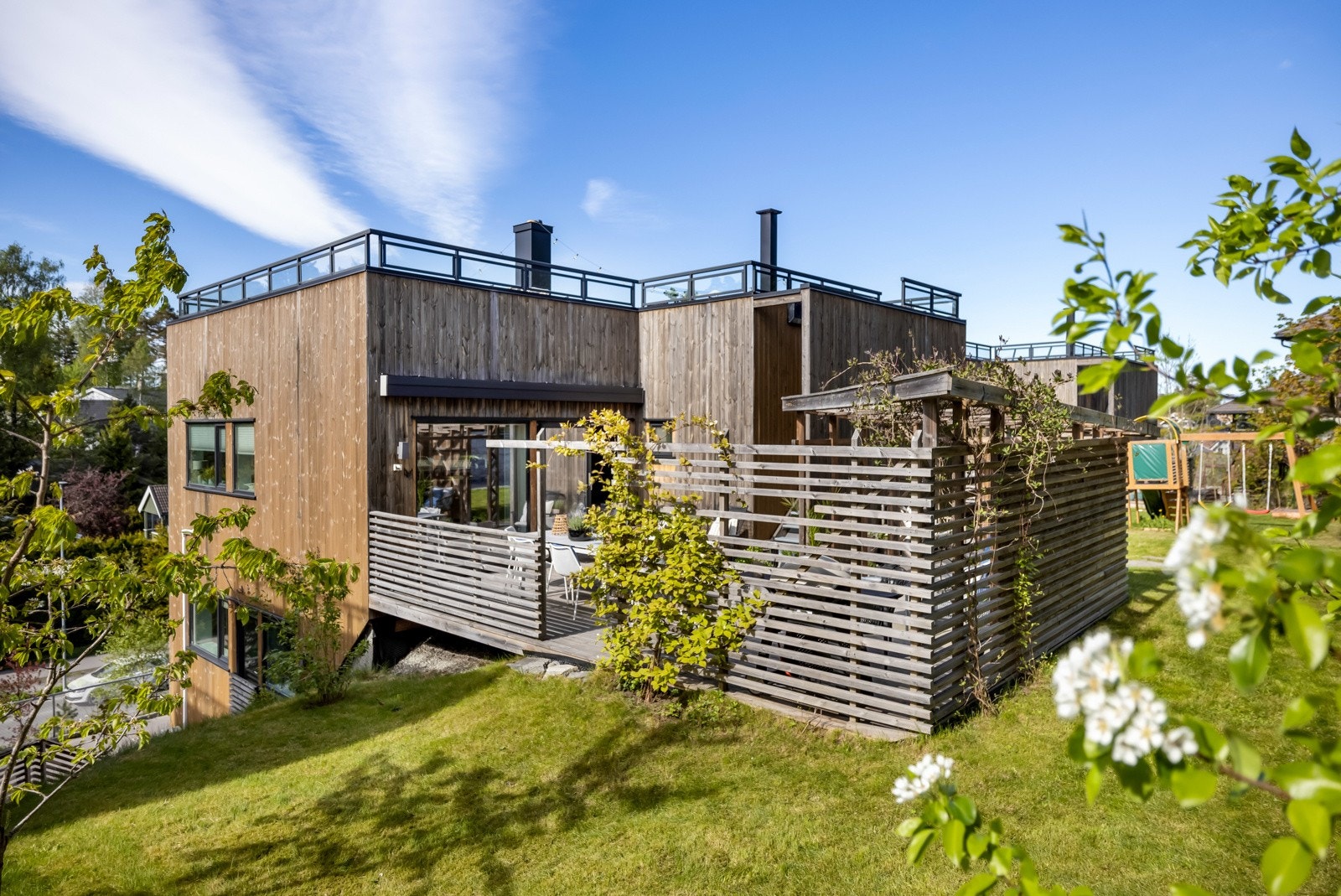 Boligen har to stuer, fra stuen i topp etg. er det skyvedør ut til hyggelig hage og terrasse (45 kvm) med pergola. Usjenert og svært hyggelig areale. Galleribilde
