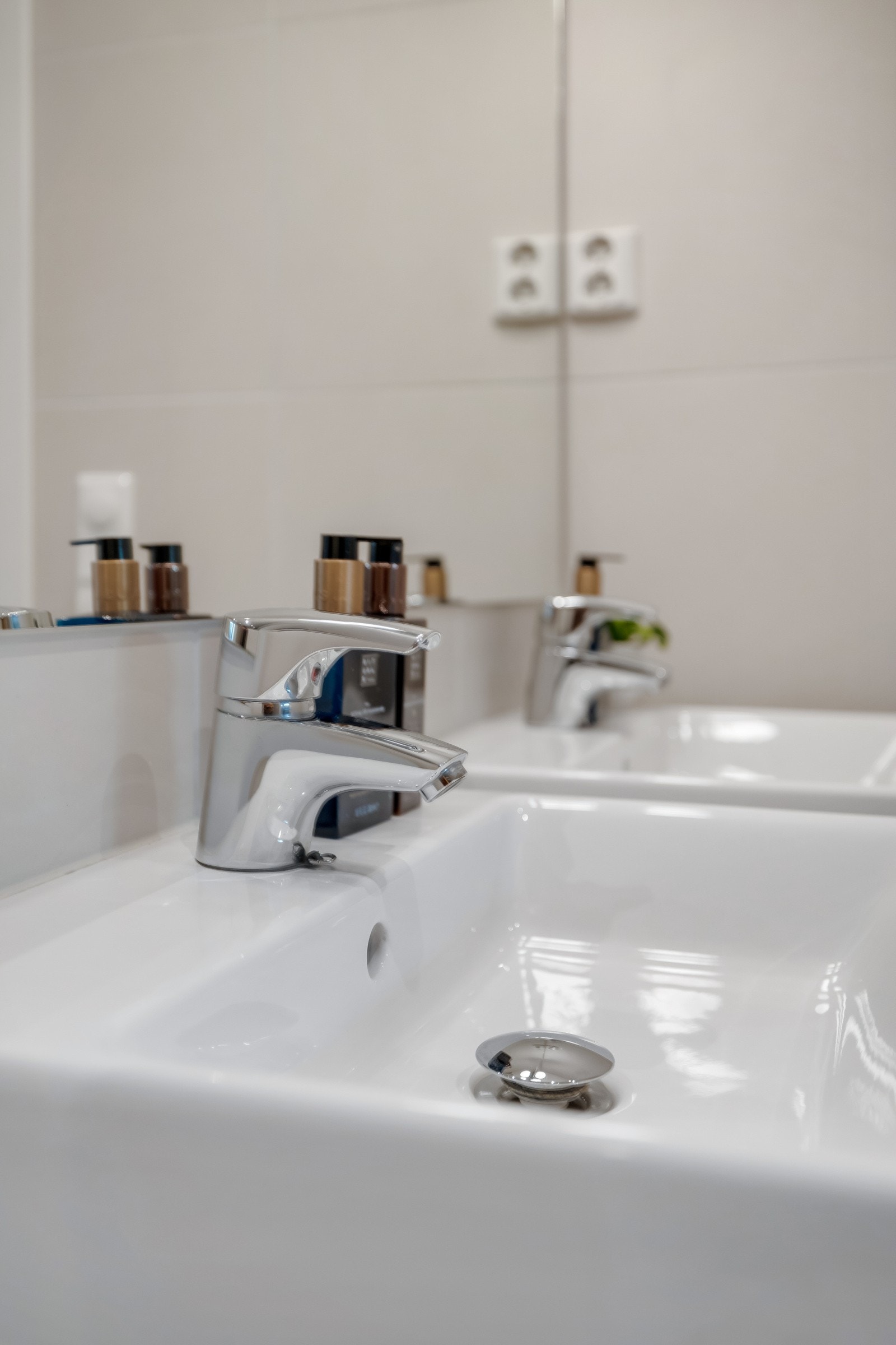 Badet er utstyrt med doble servanter som effektiviserer morgenstellet. Galleribilde