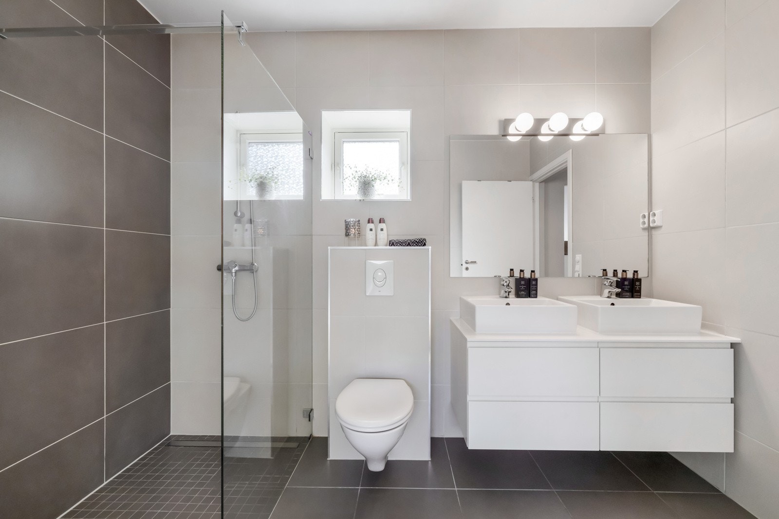 Delikat flislagt og godt utstyrt. Galleribilde