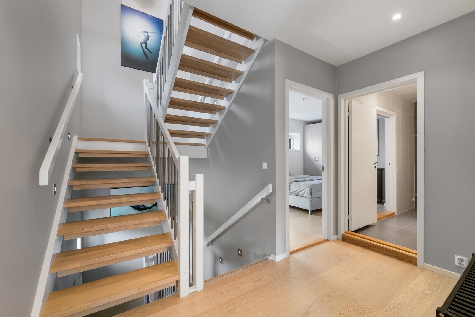 Trappegang i 2. etg. Etasjen består av 3 romslige soverom, stue og bad/wc. Perfekt etasje for barna. Galleribilde