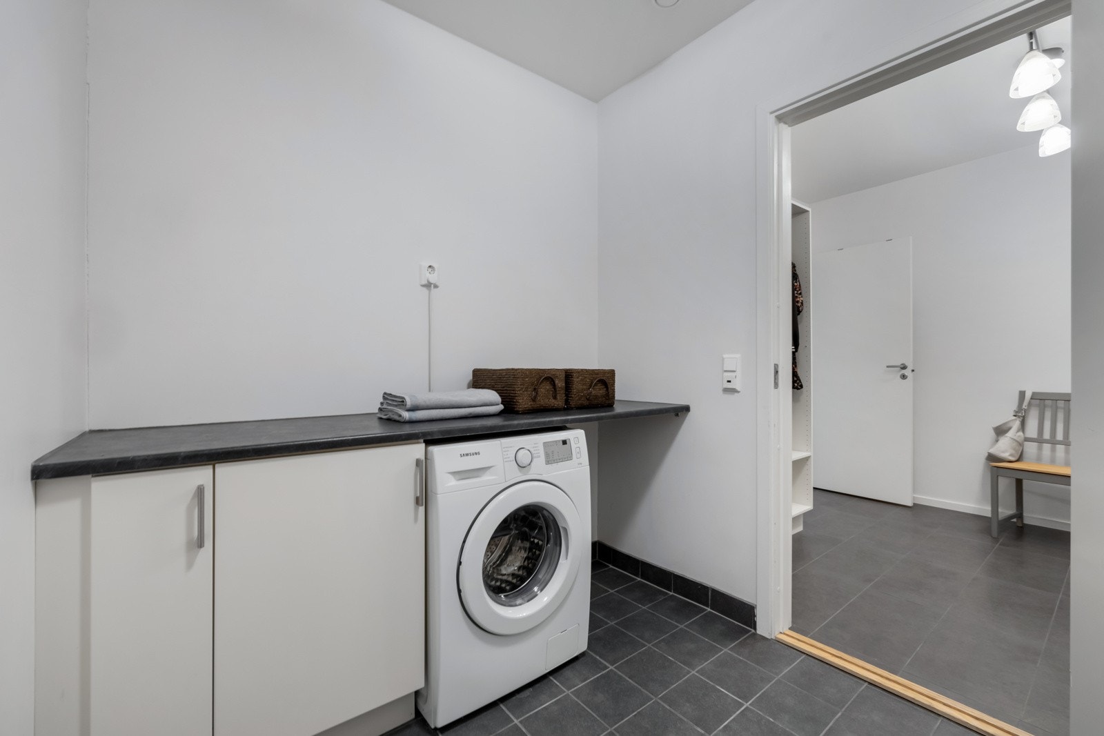 Praktisk med seperat vaskerom i boligens underetasje. Merk et det er skittentøyssjakt i boligen, tøy kan sendes ned fra etasje 2 og 3 og rett ned til kurven på vaskerommet. Galleribilde