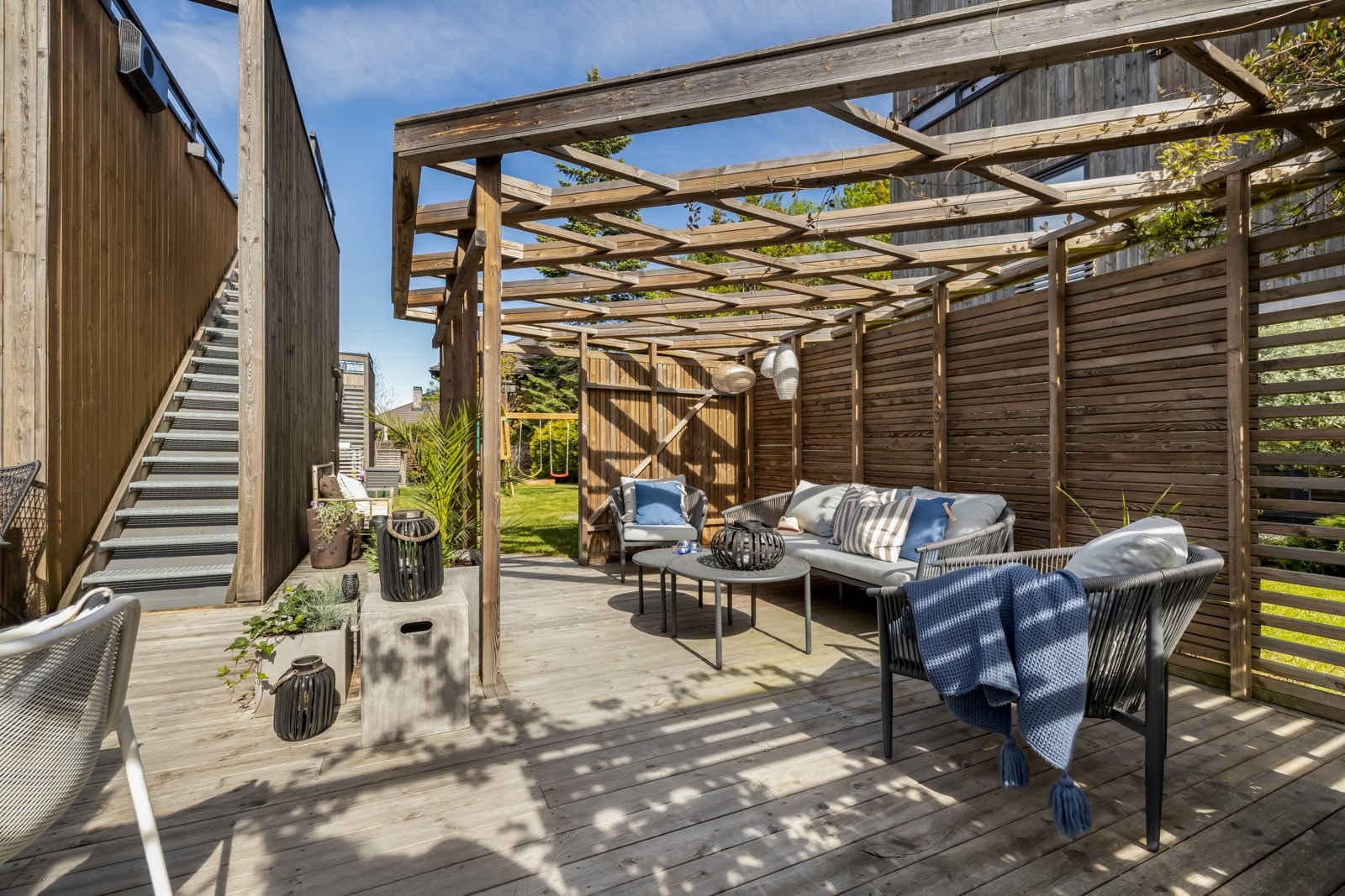 Markterrassen fra topp etasjen. Til venstre i bildet sees trappen opp til takterrassen. Galleribilde